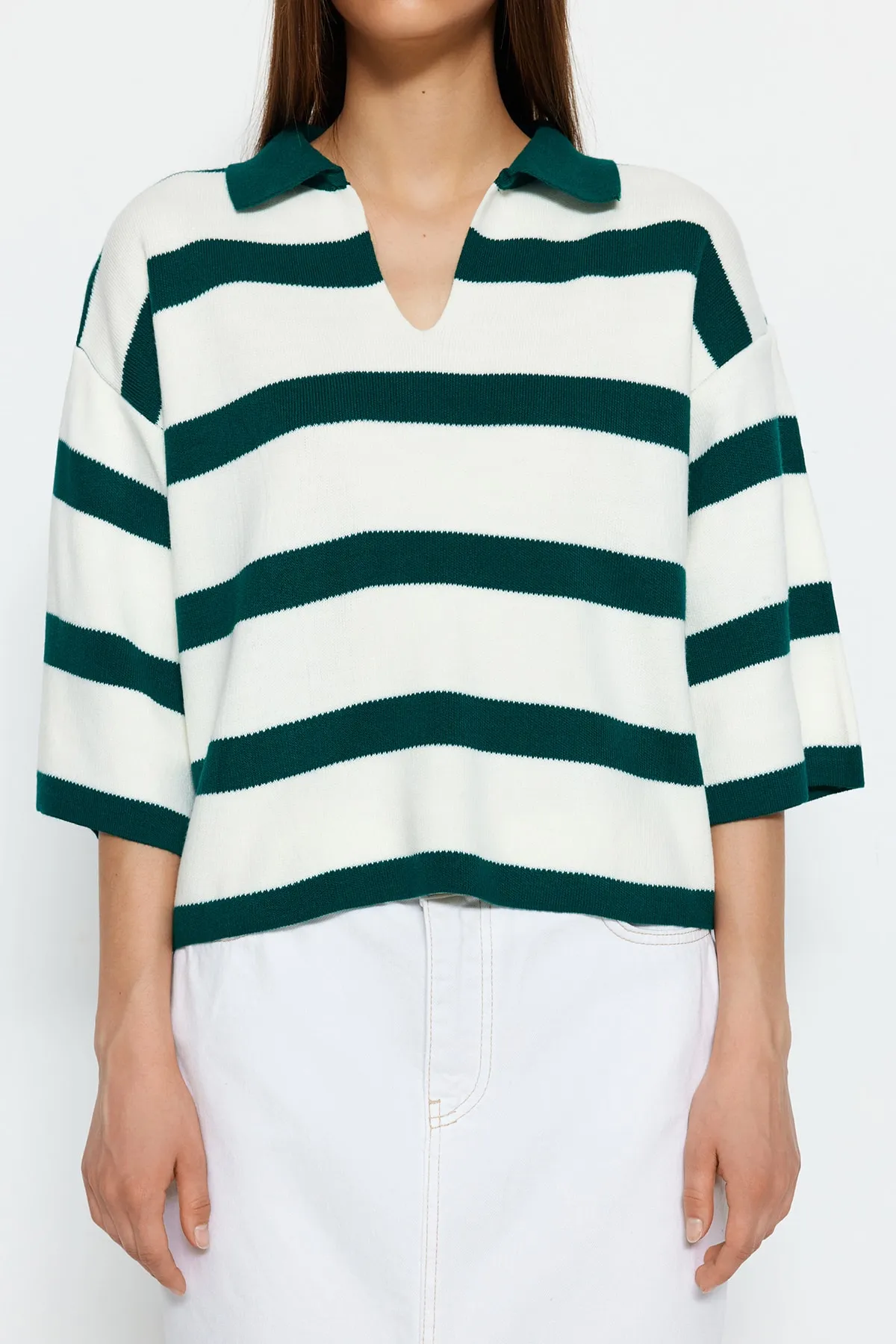 Trendyol Collection  Dunkelgrüner Basic-Strickpullover mit Streifen TWOAW23BZ00001