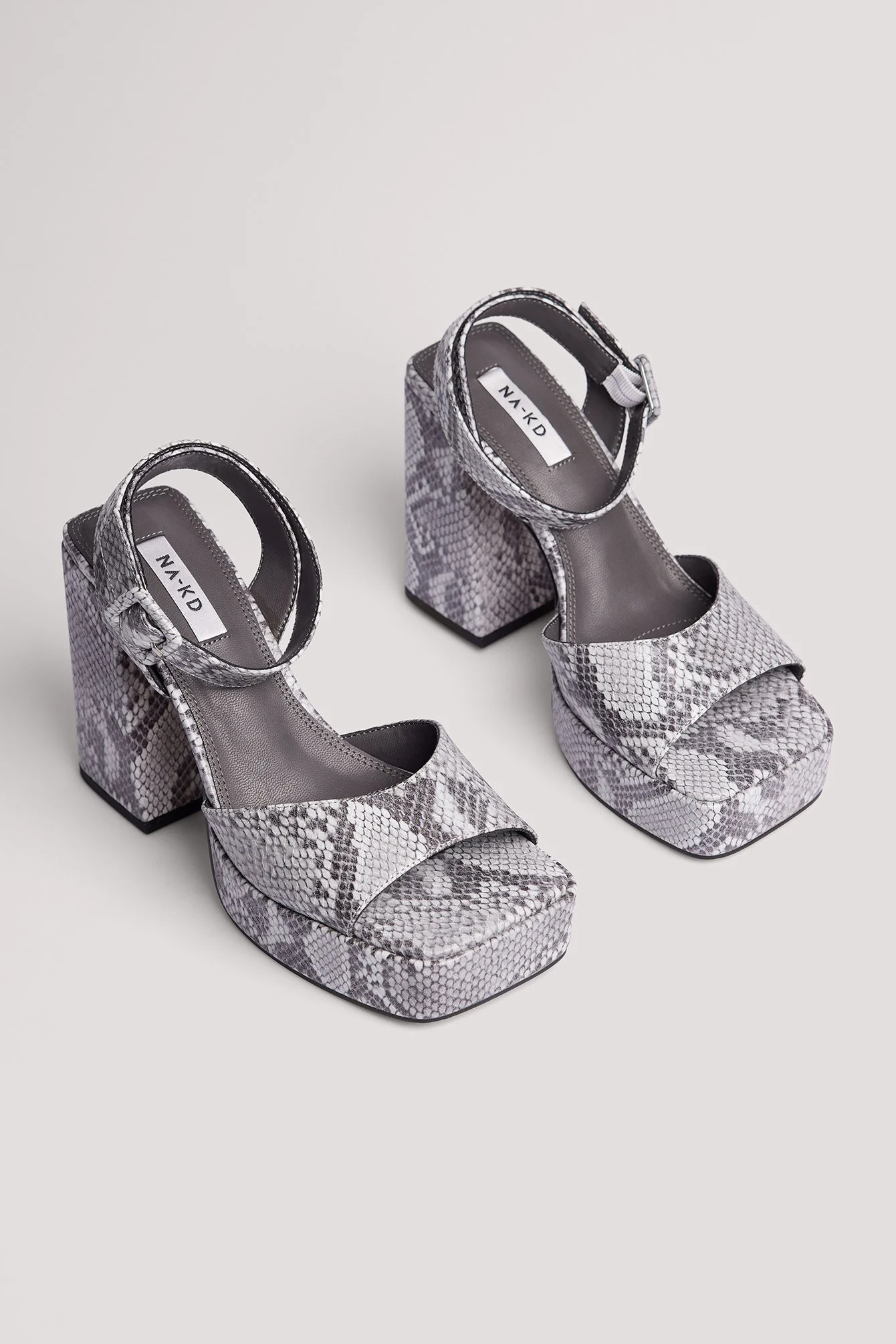 Plateau Heels mit klobiger Schnalle