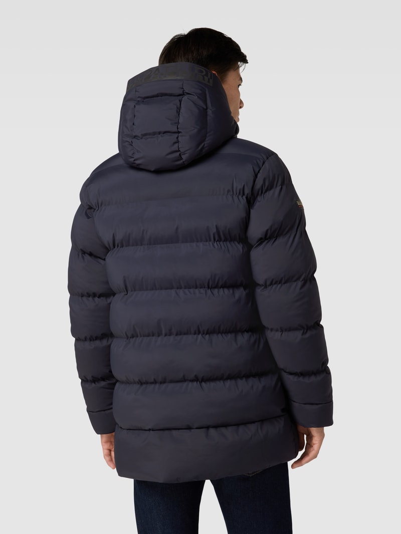 Steppjacke mit Kapuze in schwarz