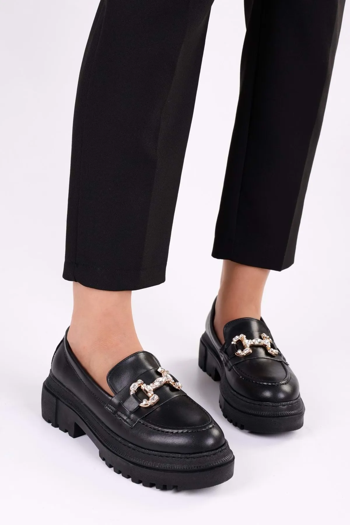 Shoeberry  Lucie Daily Loafer für Damen in schwarzer Haut mit Steinschnalle