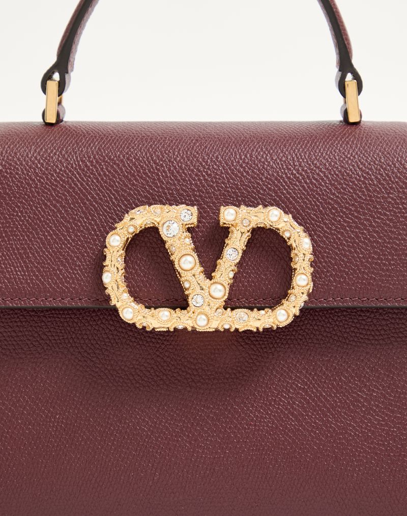 Sac à main Valentino Garavani Vsling petit modèle en cuir de veau grainé avec logo bijou