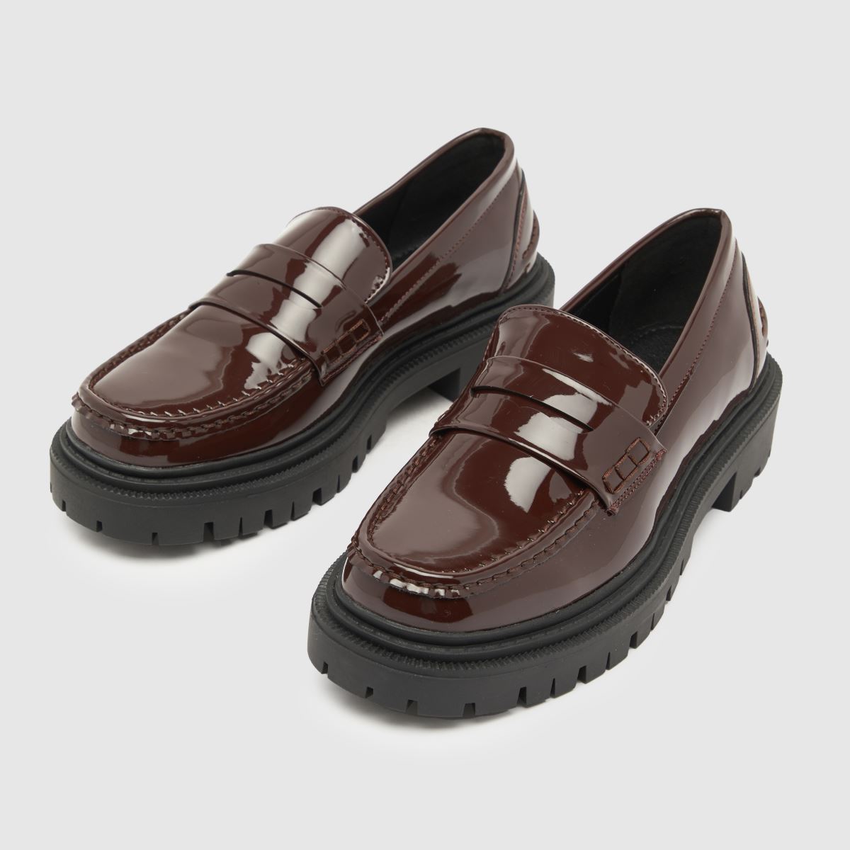 Schuh Lexis – Vinröd, grova, platta loafers i lack med läderdetaljer