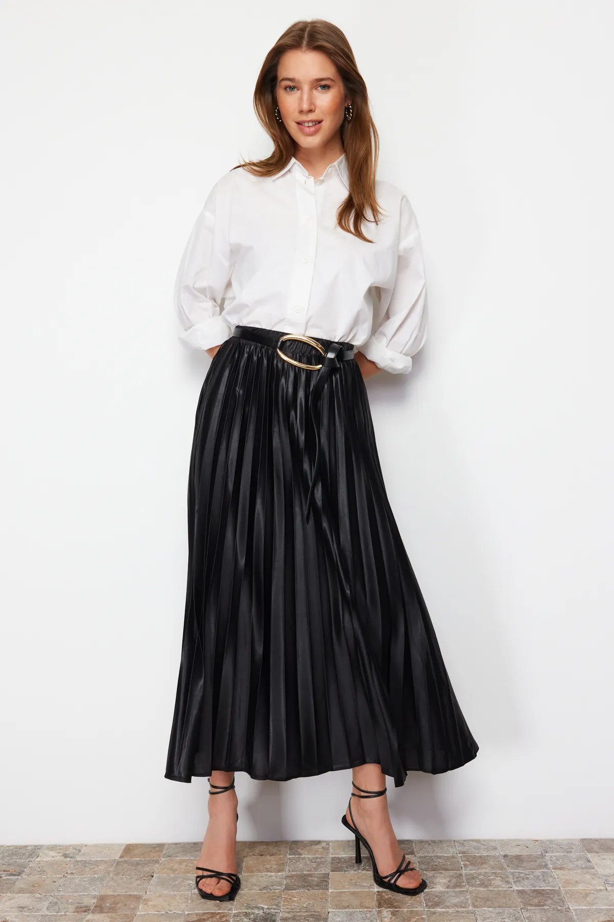 Trendyol Modest  Schwarzer plissierter Webrock TCTAW24EE00010