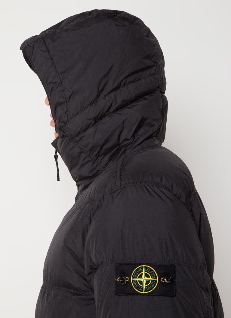 Jaqueta puffer Stone Island 40723 com enchimento de plumas e bolsos com aba.