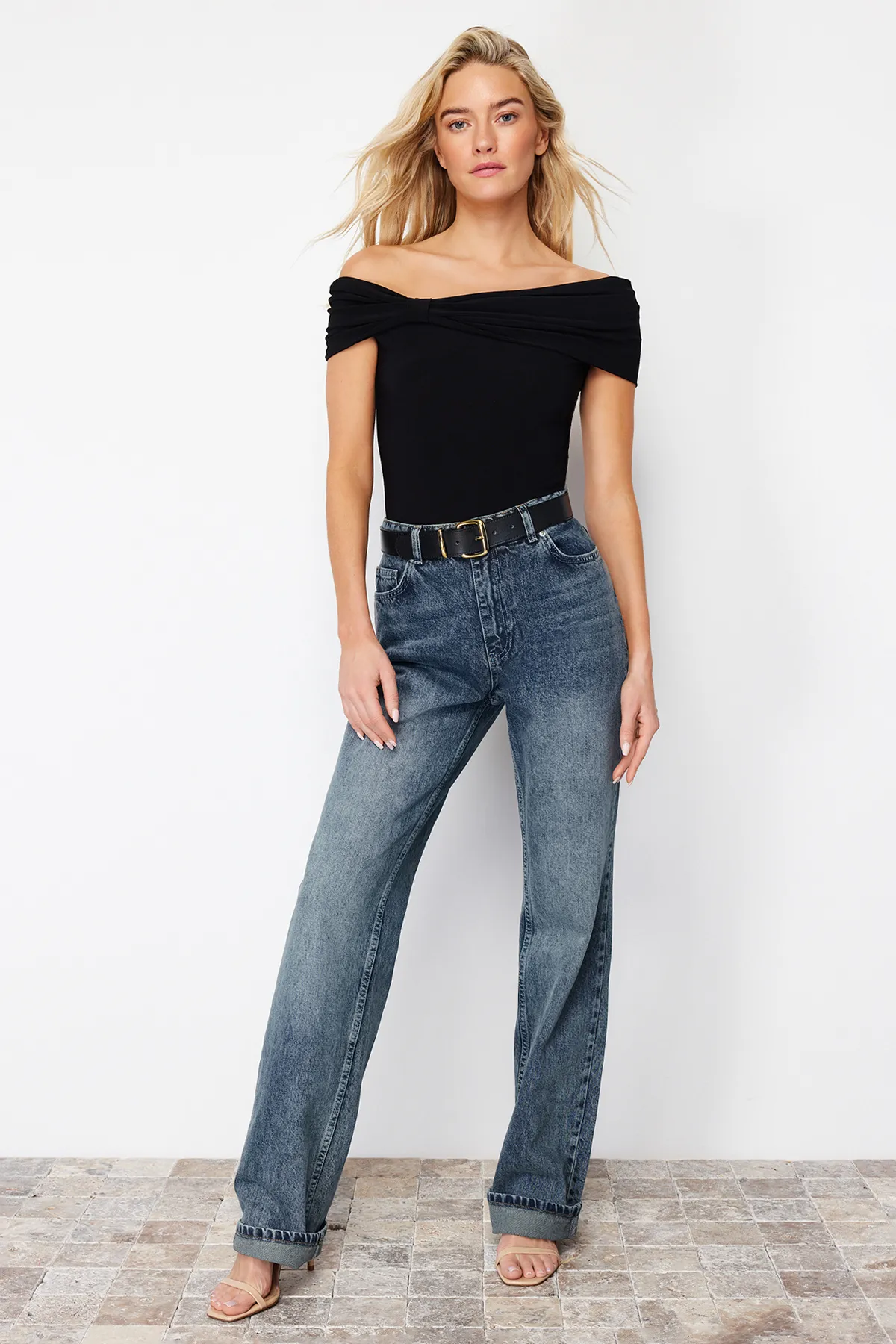 Trendyol Collection  Schwarze, taillierte, dehnbare, bauchfreie Strickbluse mit Carmenkragen TWOSS24BZ00368