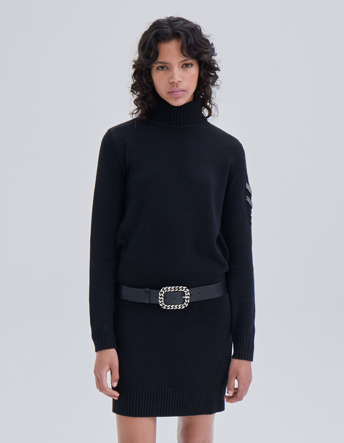 Robe noire maille tricot col cheminée détails bijoux épaule