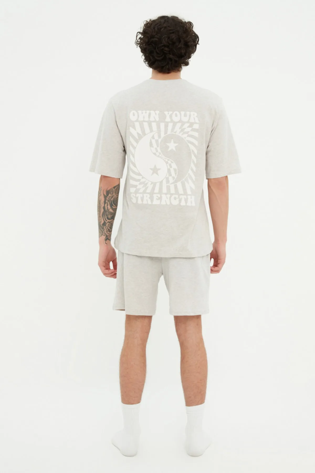 Trendyol Collection  Graues gestricktes Unisex-Pyjama-Set mit T-Shirt-Shorts und Slogan-Aufdruck aus 100 % Baumwolle THMSS22PT0694