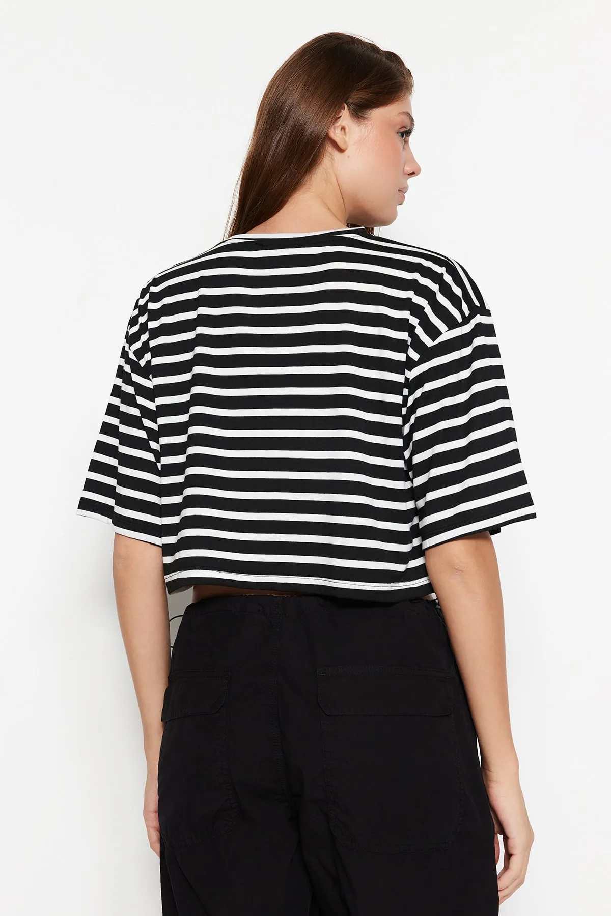 Trendyol Collection  Schwarz gestreiftes, entspanntes/weites, entspannt geschnittenes, kurzes Strick-T-Shirt mit Rundhalsausschnitt TWOSS23TS00136