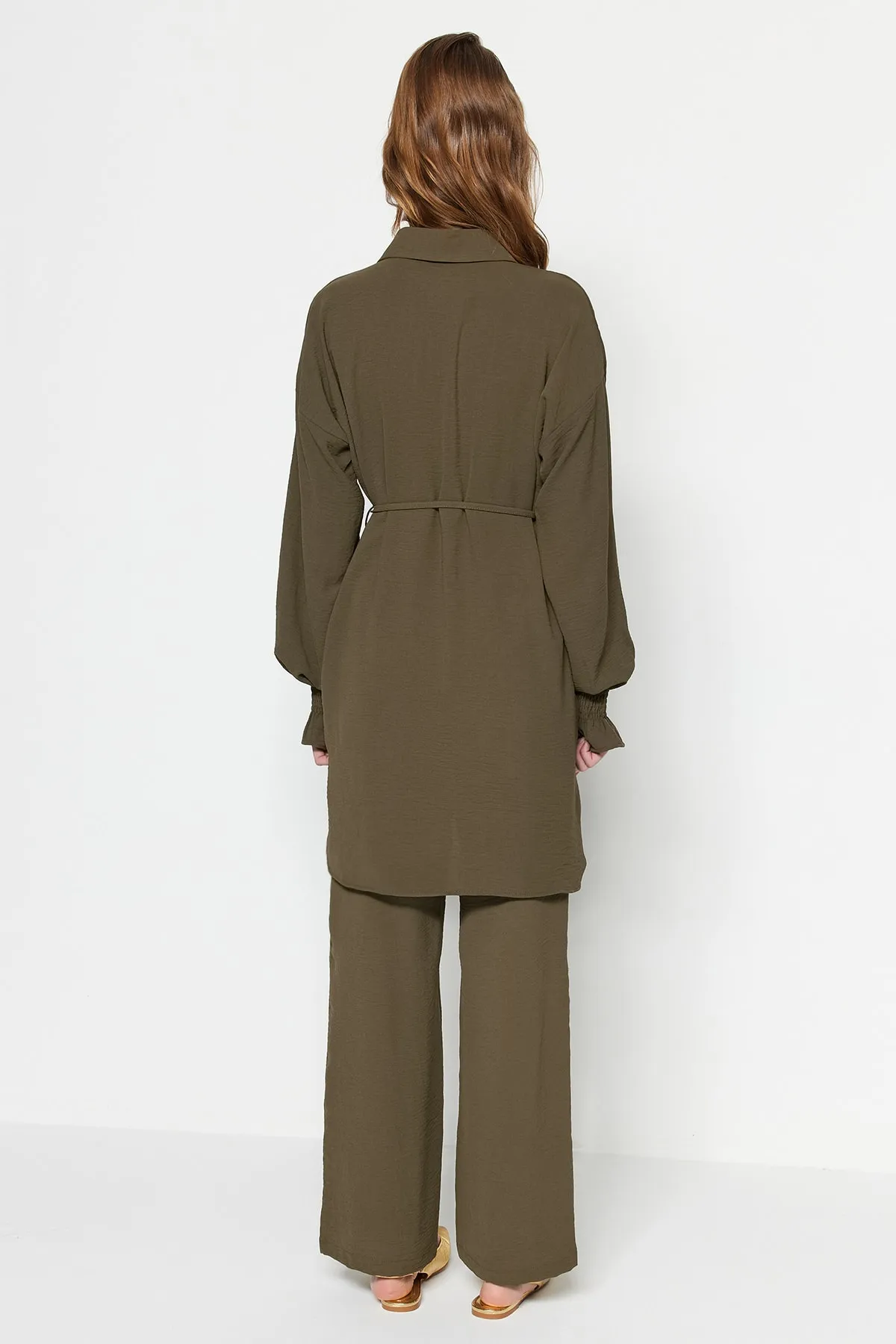 Trendyol Modest  Khakifarbenes Aerobin-Hemd-Hosen-Set aus gewebtem Stoff mit Gürtel TCTSS23US00018