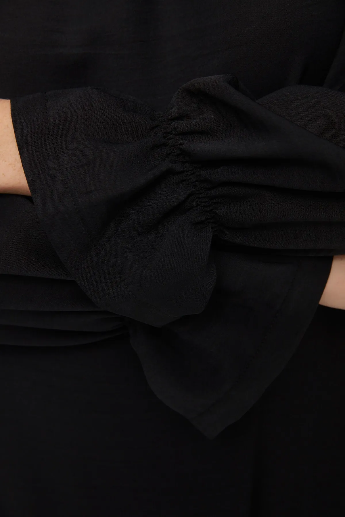 Trendyol Modest  Schwarzes, ärmeldetailliertes Aerobin-Gewebekleid mit Volant TCTSS22EB0011