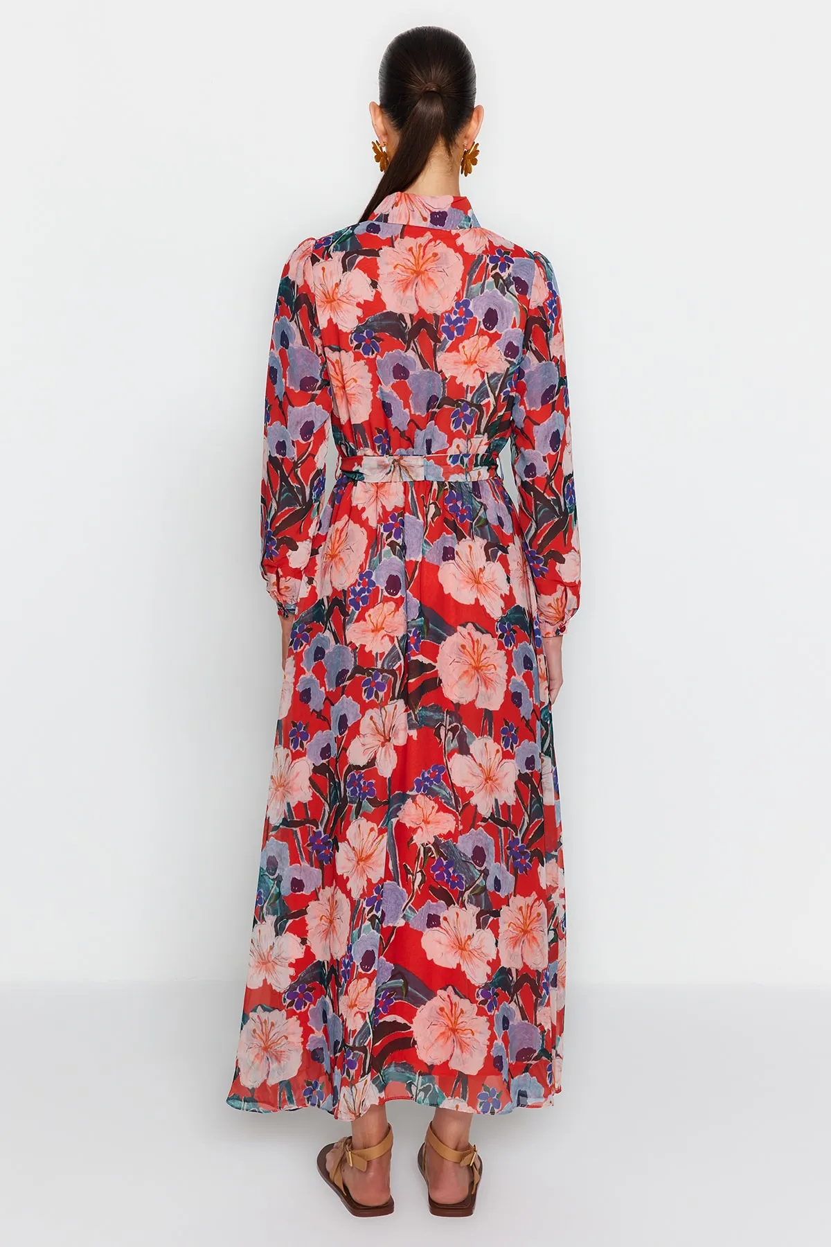 Trendyol Modest  Mehrfarbiges Kleid aus gewebtem Chiffon mit Hemdkragen, Blumendruck, Gürtel und Futter TCTSS22EB0035
