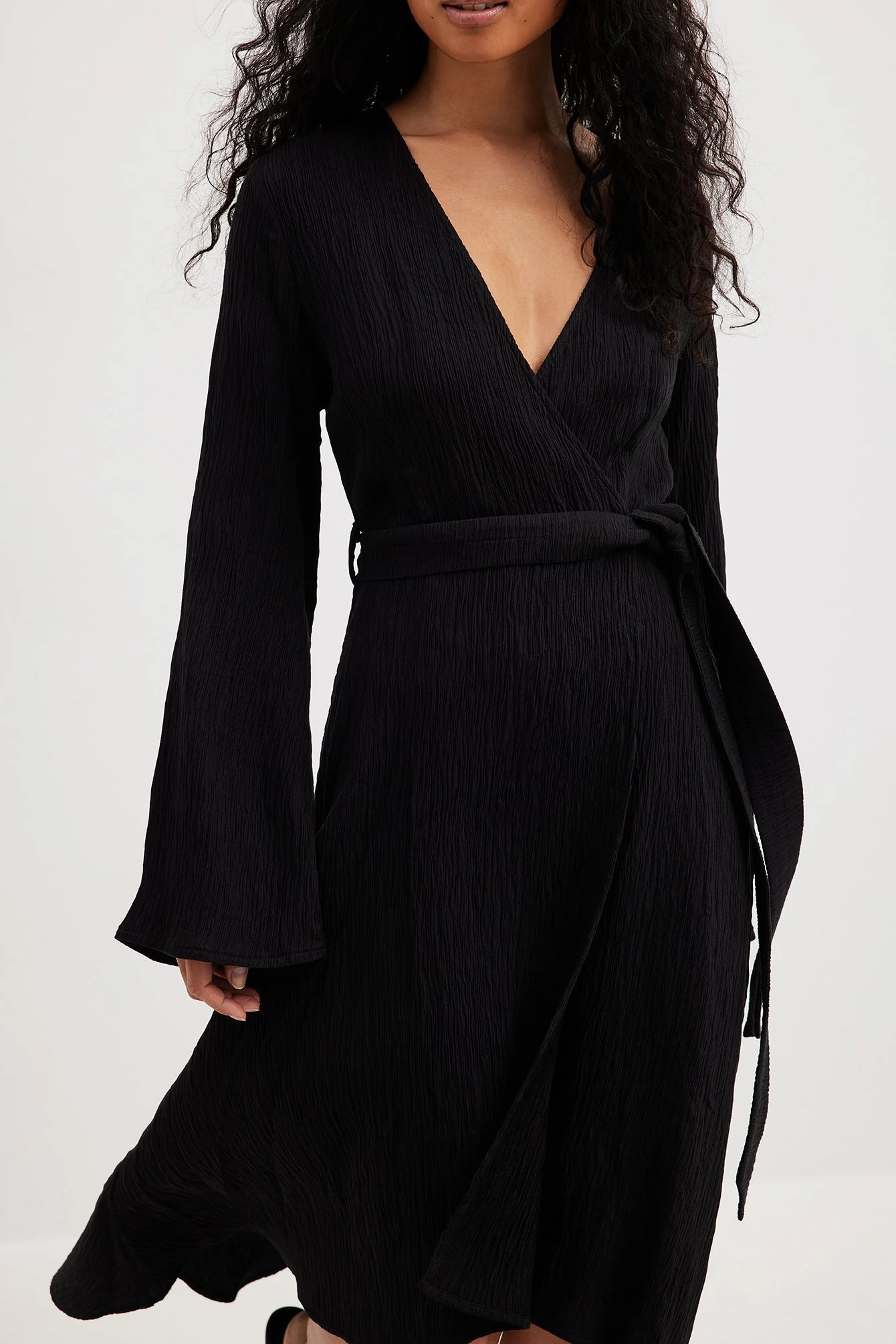 Strukturiertes Kleid mit verlängertem Rücken und gebundener Taille