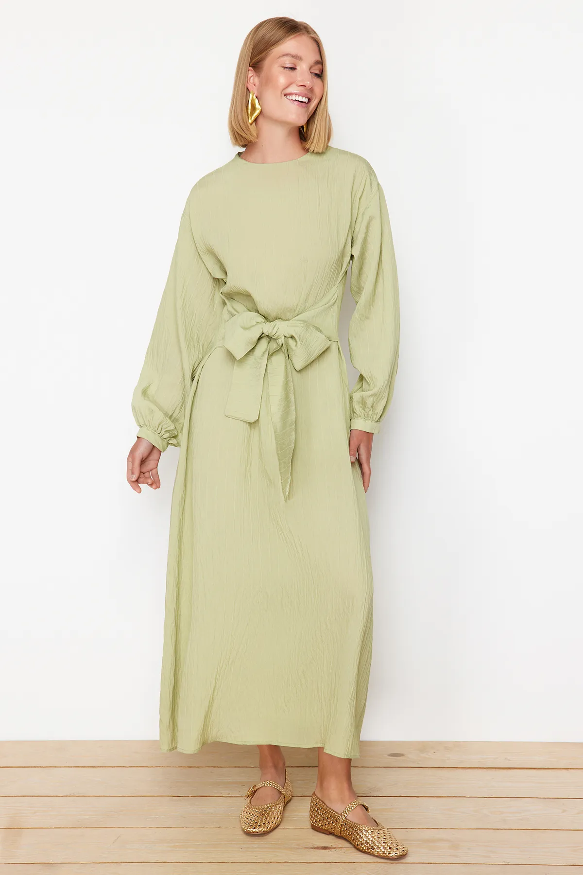 Trendyol Modest  Khakifarbenes gewebtes Kleid mit Bindeband vorne TCTSS24EB00131