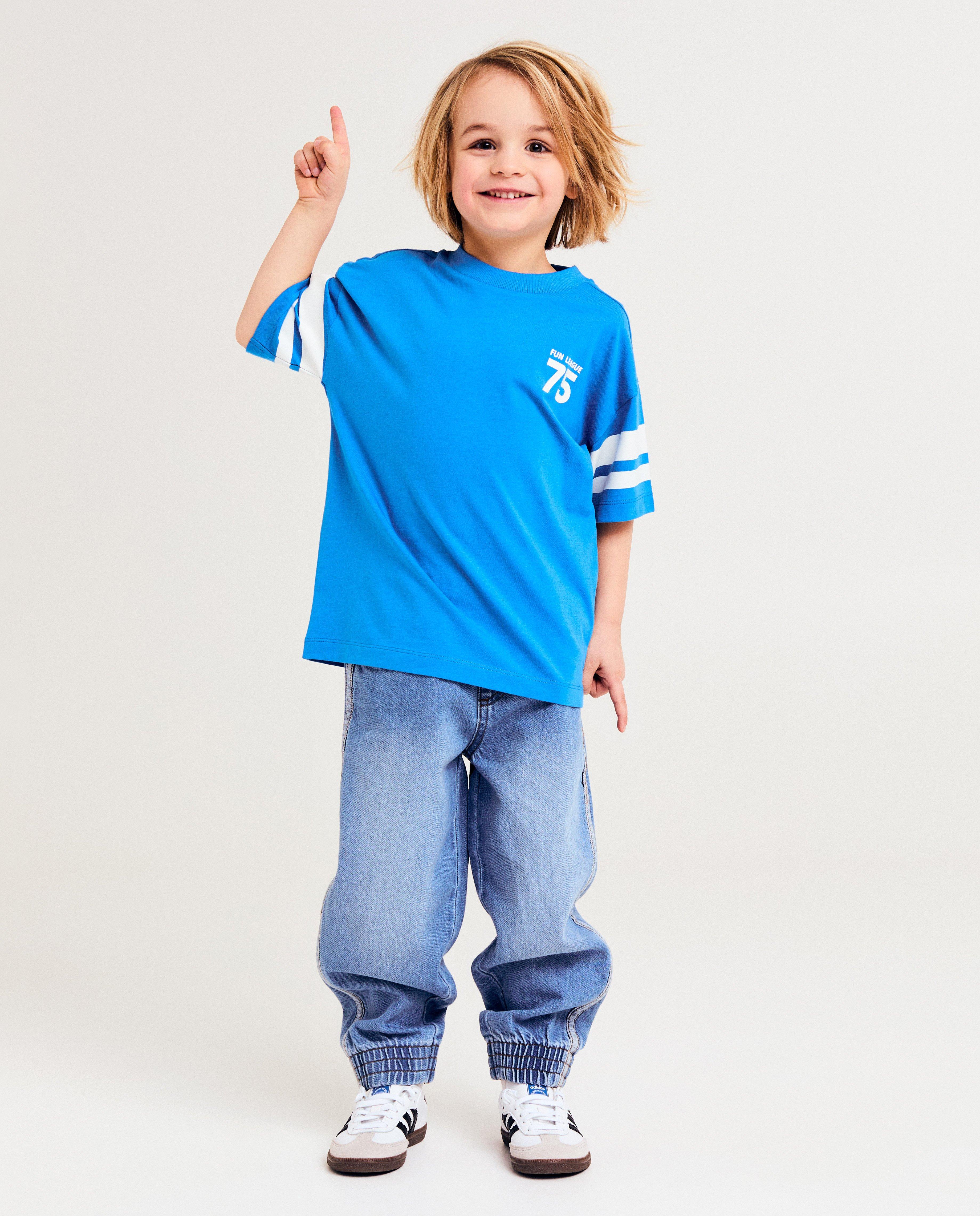 Tricou Kidz Nation cu imprimeu albastru strălucitor pe spate