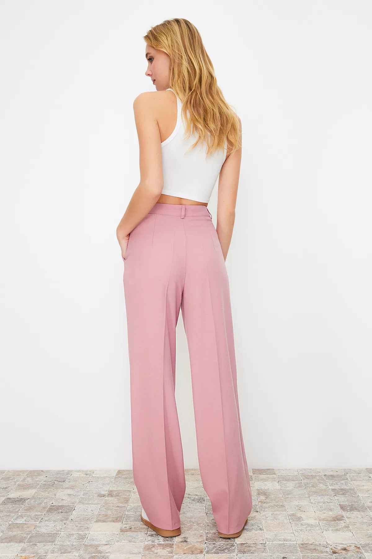 Trendyol Collection  Hellrosa, gerade geschnittene, plissierte Webhose in limitierter Auflage TWOAW23PL00401