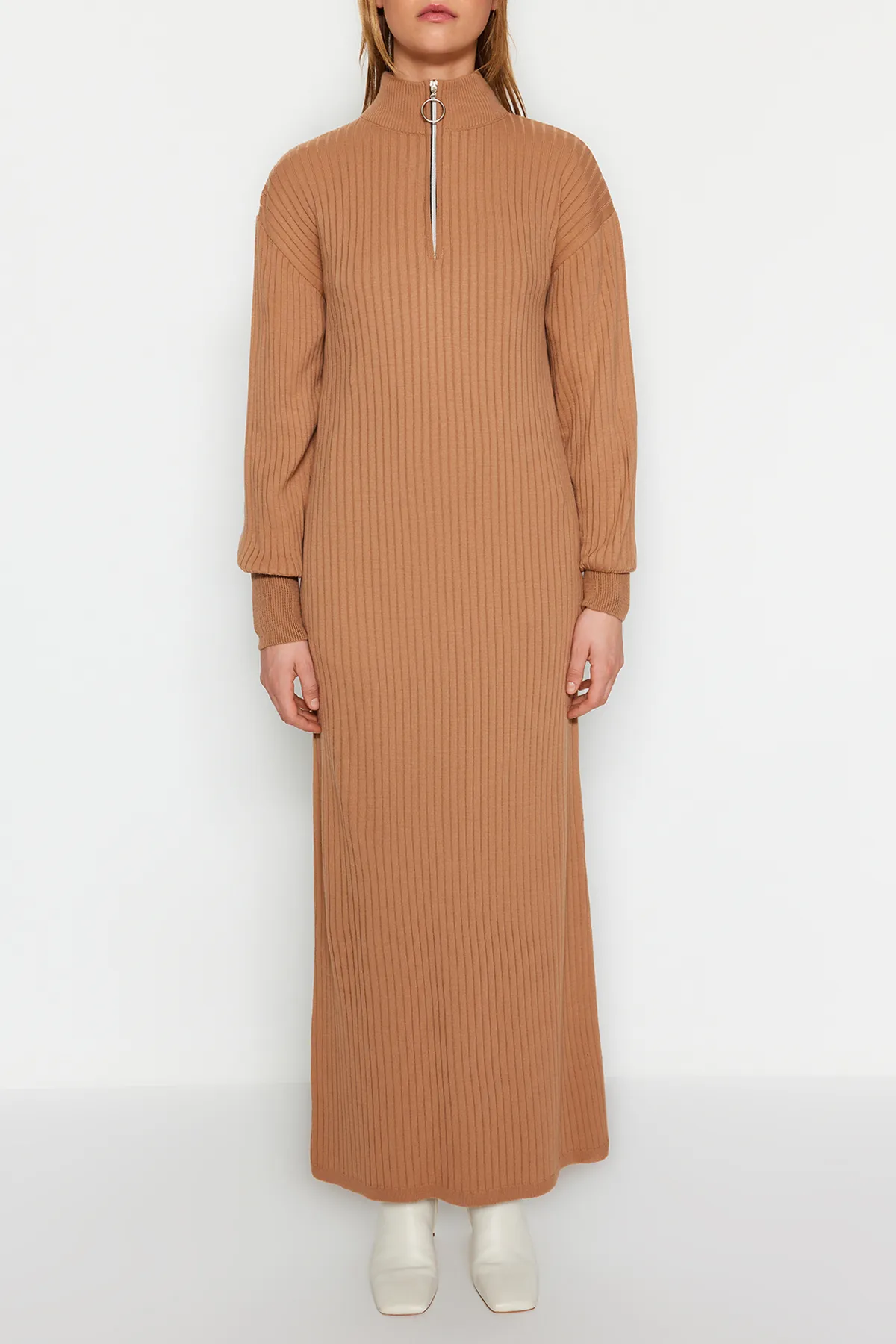 Trendyol Modest  Kamelfarbenes Rippstrickkleid mit Kragen und Reißverschluss TCTAW24EB00128