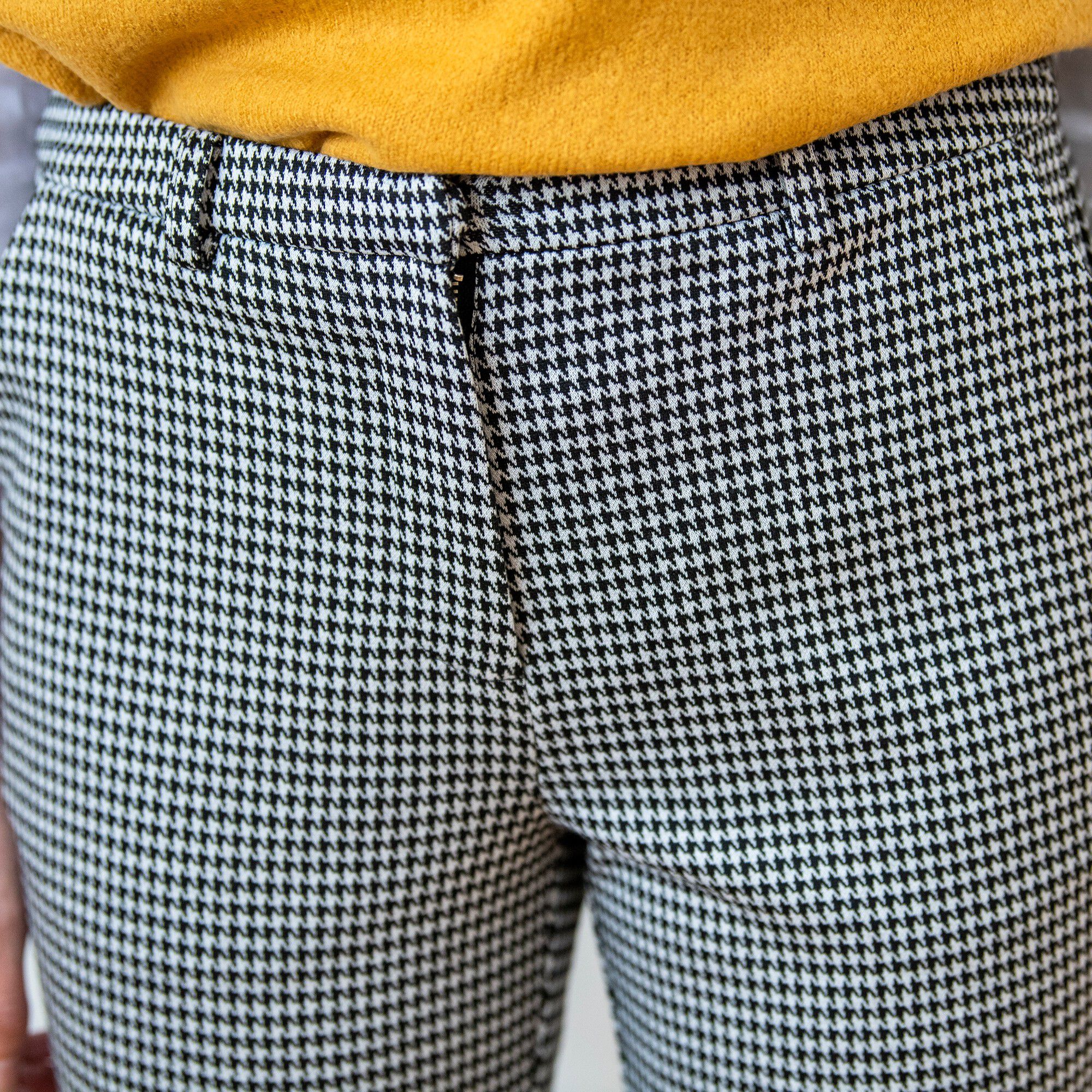Pantalon fuselé imprimé pied-de-poule