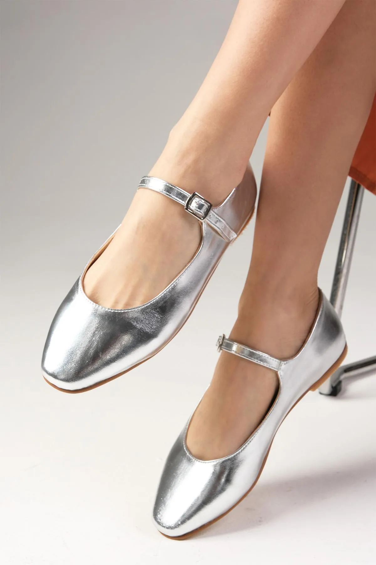 Mio Gusto  Gillian Silberfarbene Damen-Ballerinas mit stumpfer Zehenpartie