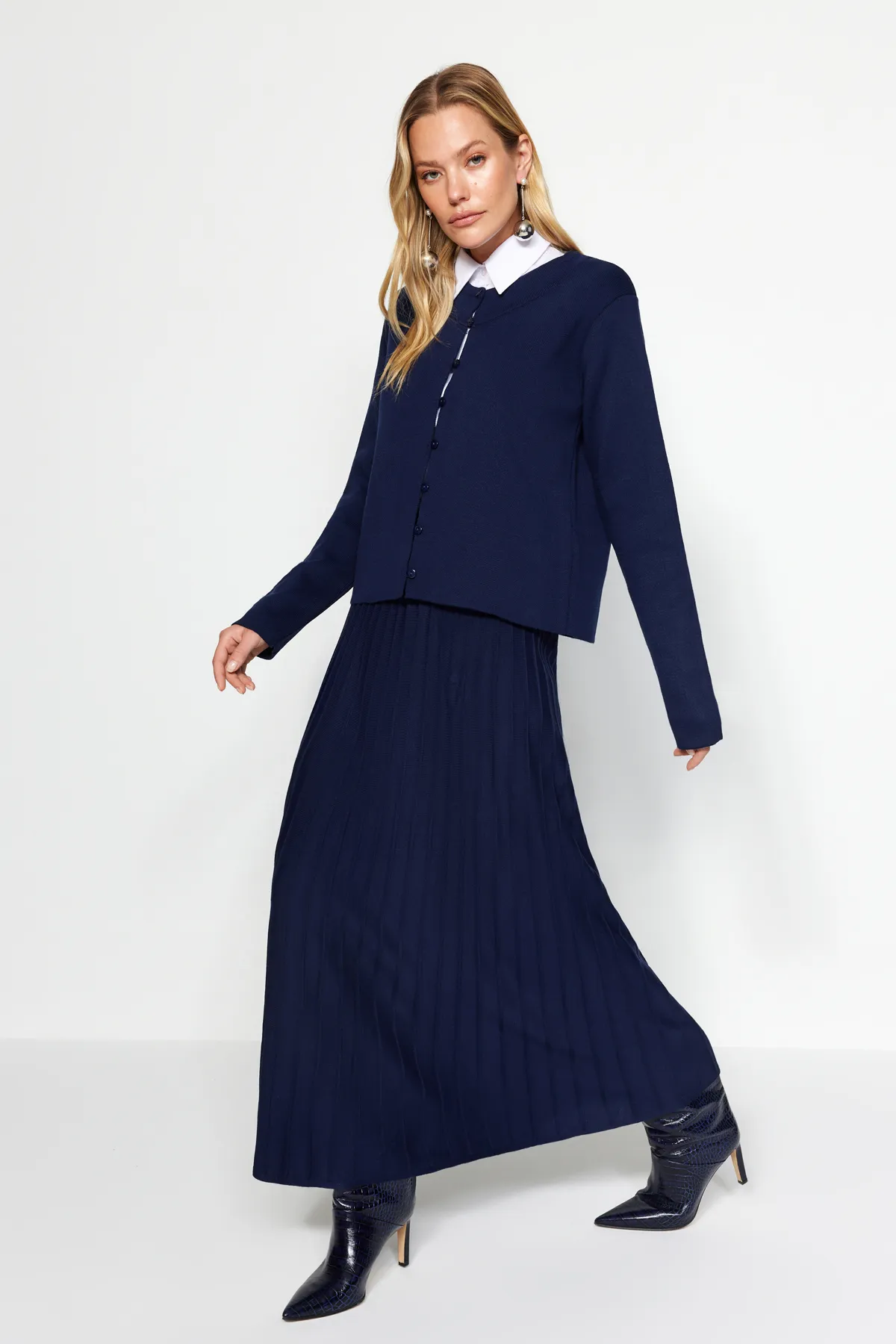 Trendyol Modest  Marineblaues Strickoberteil- und -unterteil-Set mit geknöpftem Cardigan-Rock TCTAW24US00043