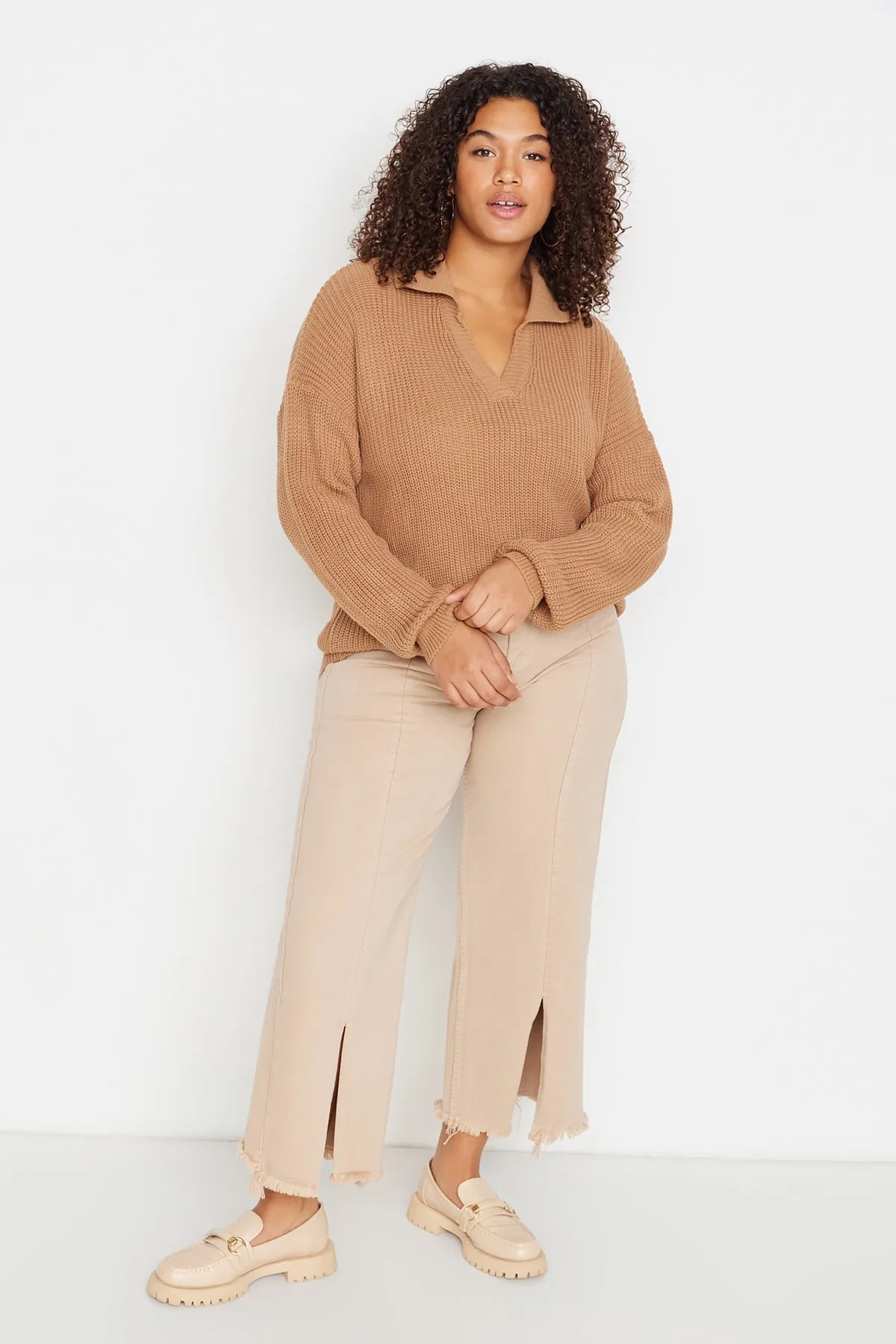 Trendyol Curve  Kamelfarbener Strickpullover mit Hemdkragen