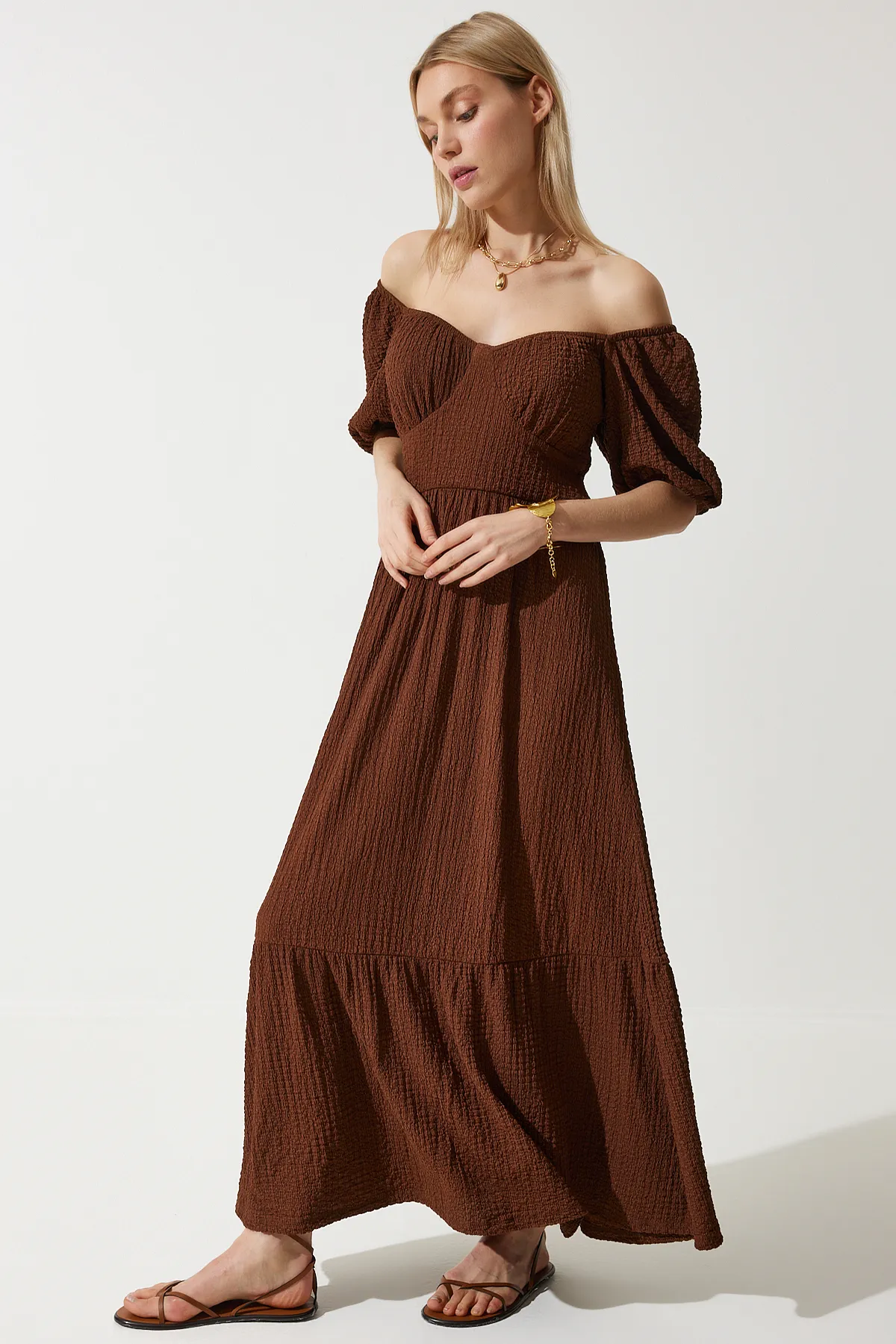 Happiness İstanbul  Braunes Damen-Strickkleid mit Herzkragen und Struktur, UB00050