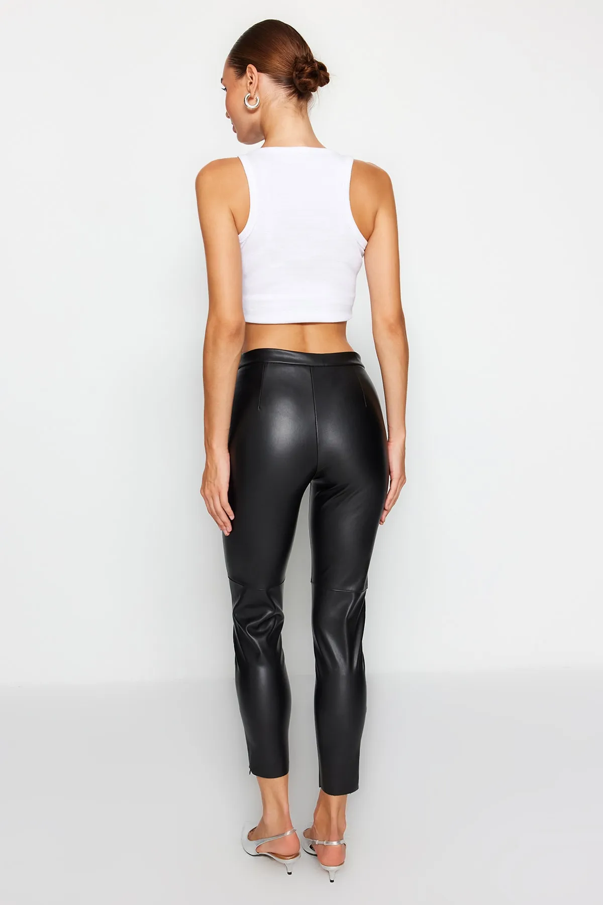 Trendyol Collection  Schwarze, innen hochgezogene Strickhose aus Kunstleder mit hohem Bund und schmaler Passform TWOAW24PL00102