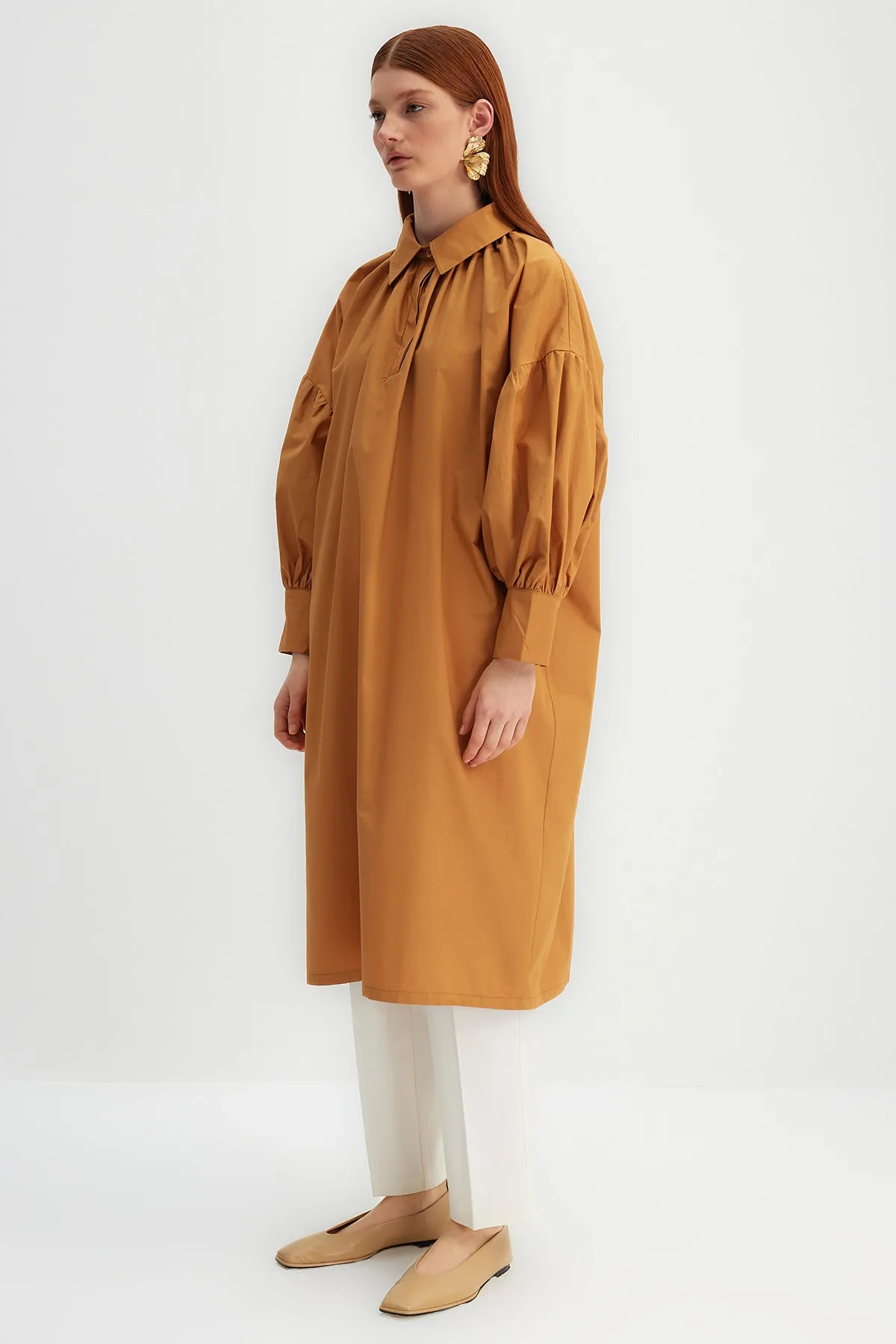 Trendyol Modest  X Kevser Sarıoglu Braune Tunika aus 100 % gewebter Popeline mit halber Knopfleiste und Kordelzug TCLSS23UK00002