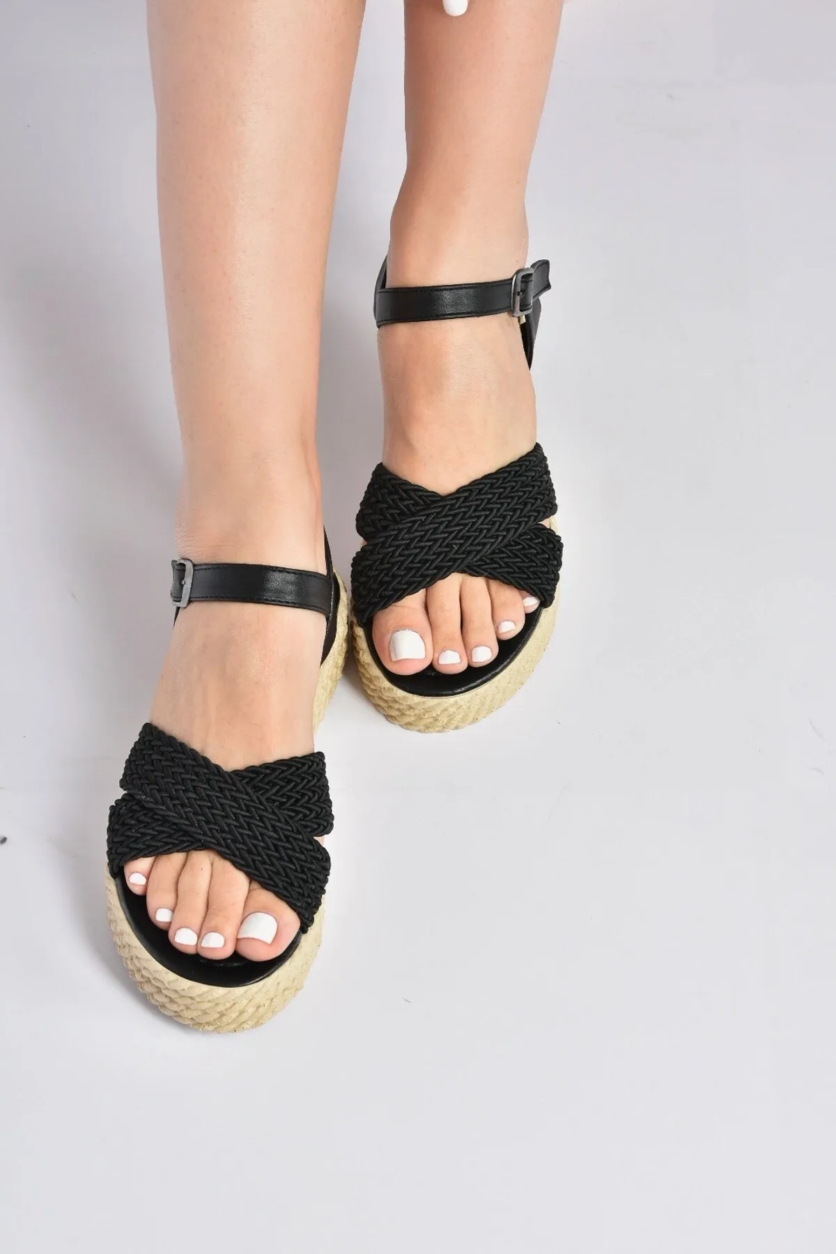 Fox Shoes  Schwarze Damen-Sandalen aus Stoff mit Kreuzriemen K250085304