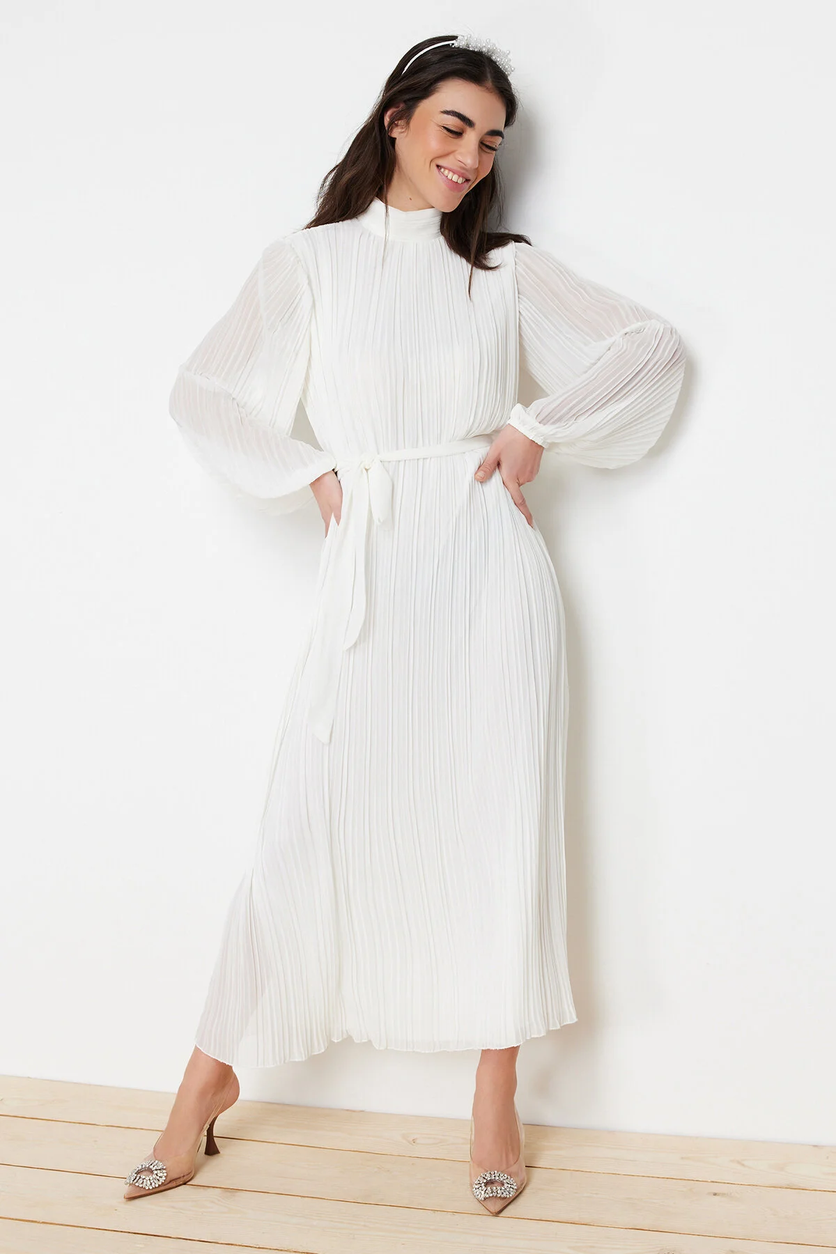 Trendyol Modest  Gefüttertes, weißes Chiffon-Plissee-Kleid für besondere Anlässe - TCTSS24DB00040