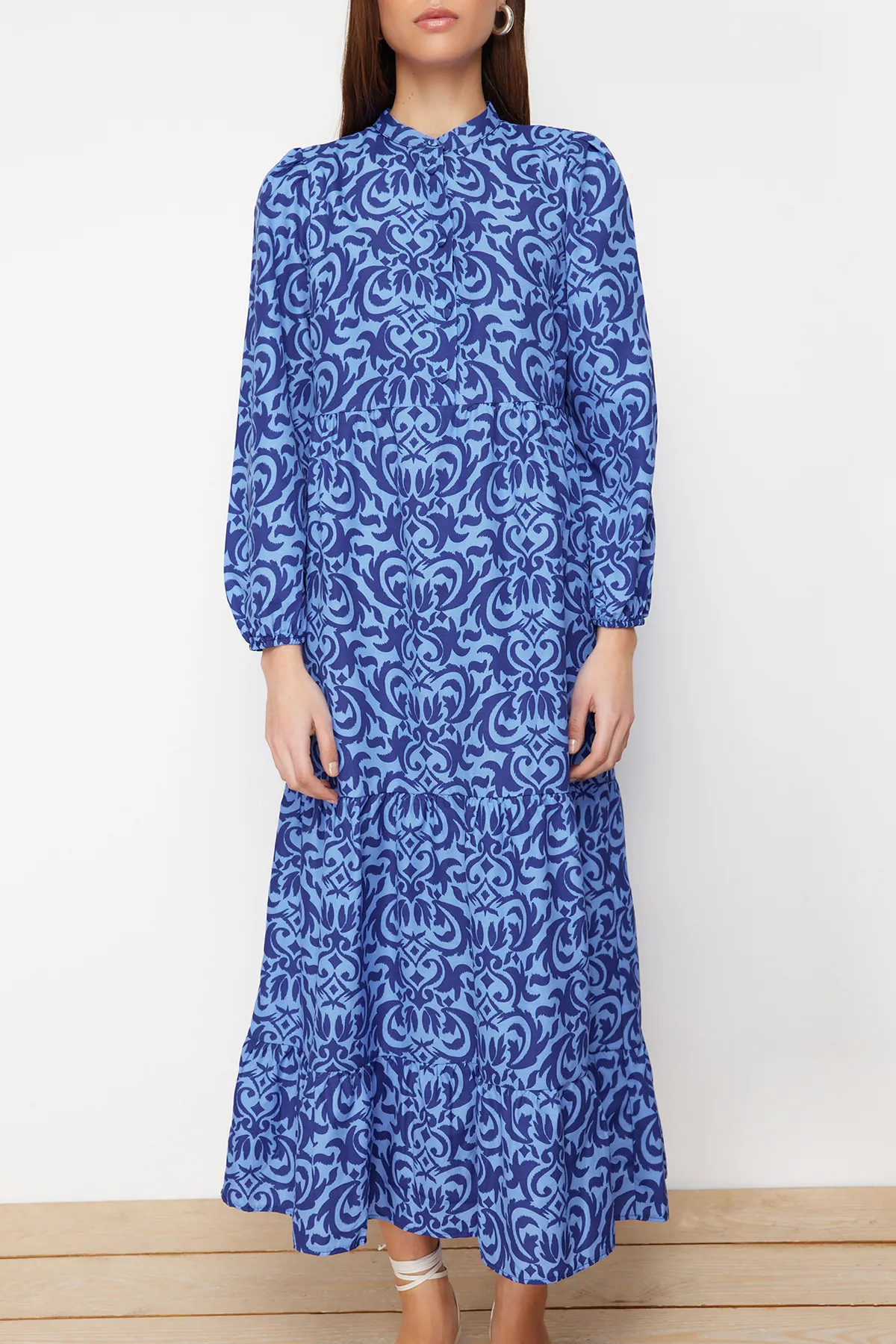 Trendyol Modest  Saks gemustertes, gewebtes Baumwollkleid mit halber Knopfleiste und weiter Passform TCTSS23EB00222
