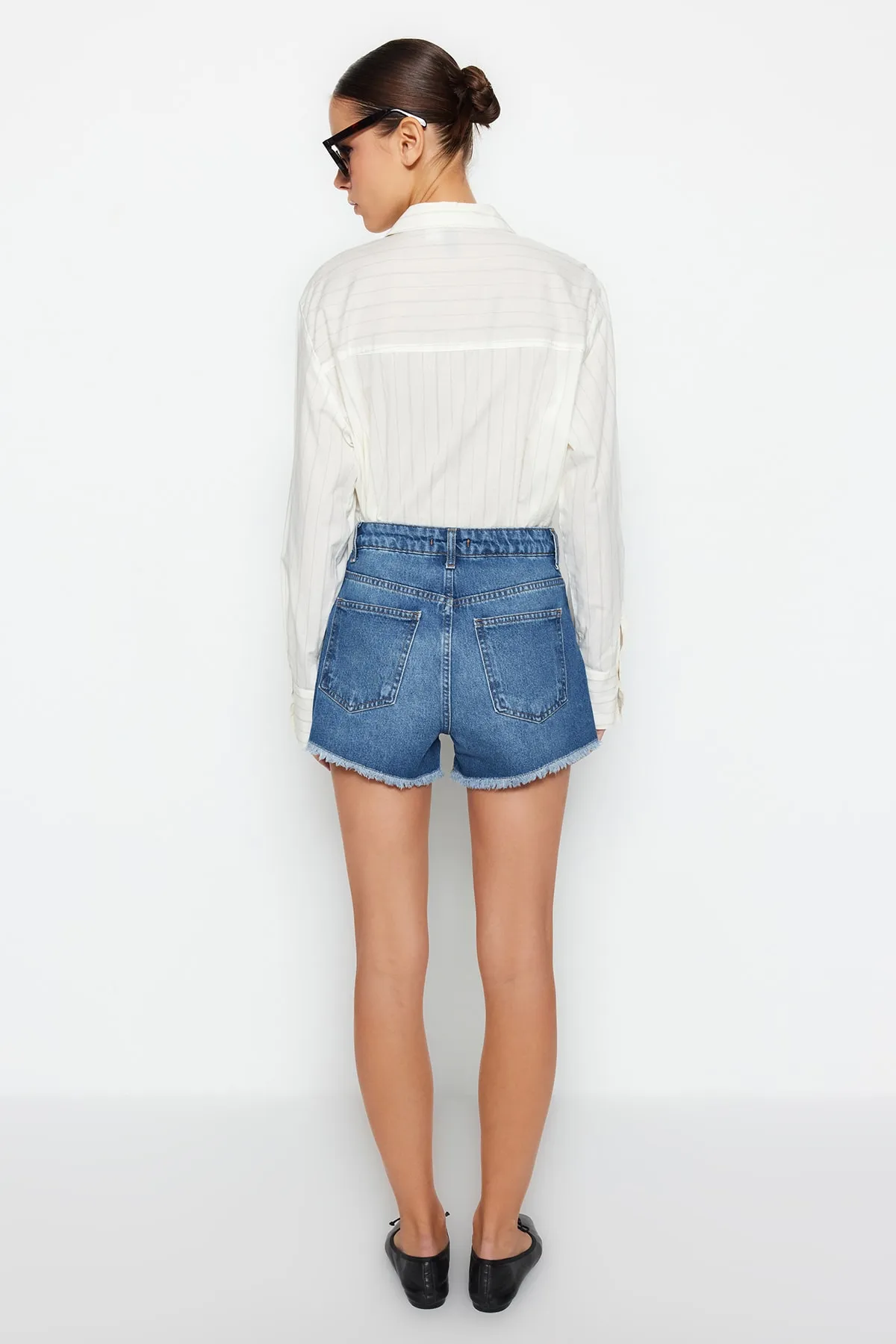 Trendyol Collection  Dunkelblaue Jeansshorts mit Schlitzdetail und hoher Taille TWOSS23SR00220