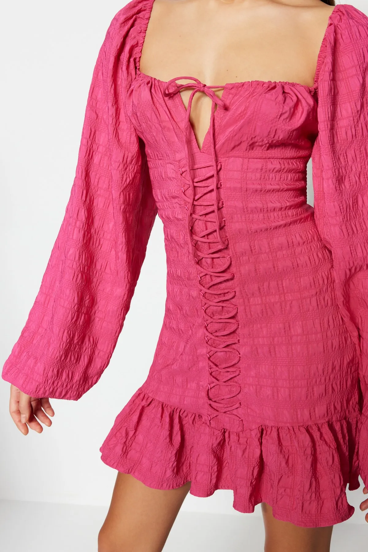Trendyol Collection  Elegantes Abendkleid mit fuchsiafarbenem Bindedetail TPRSS23EL00024
