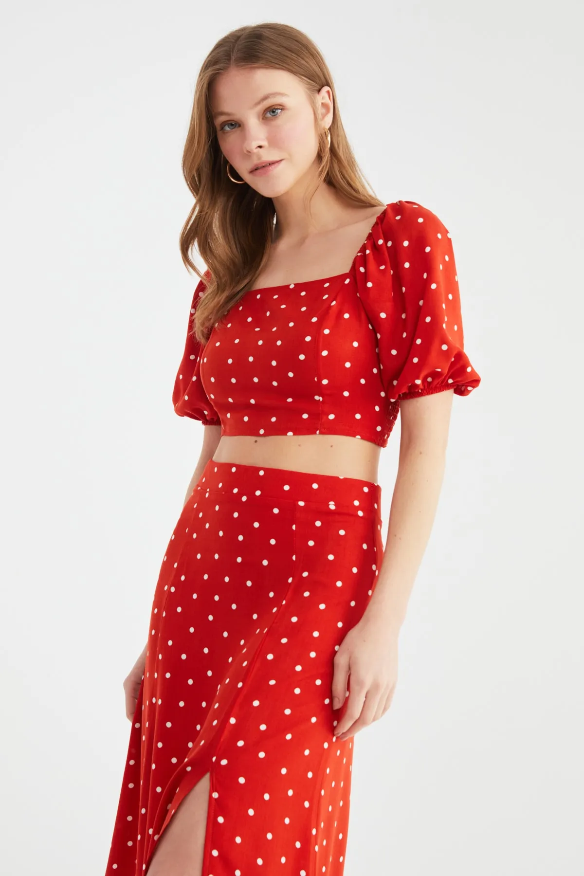 Trendyol Collection  Midi-Set aus Viskosegewebe mit gepunktetem Unterteil und Oberteil mit Fliesenschlitz TWOSS20AU0097