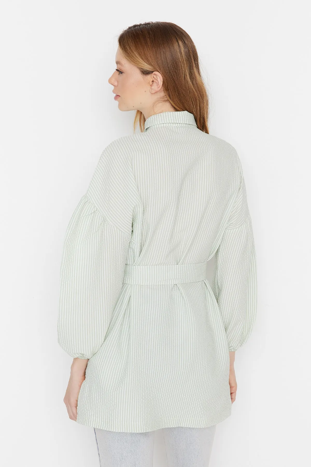 Trendyol Modest  Grünes, gestreiftes, gewebtes Hemd mit Ballonärmeln und langem Rücken, Gürtel TCTSS22GO0116