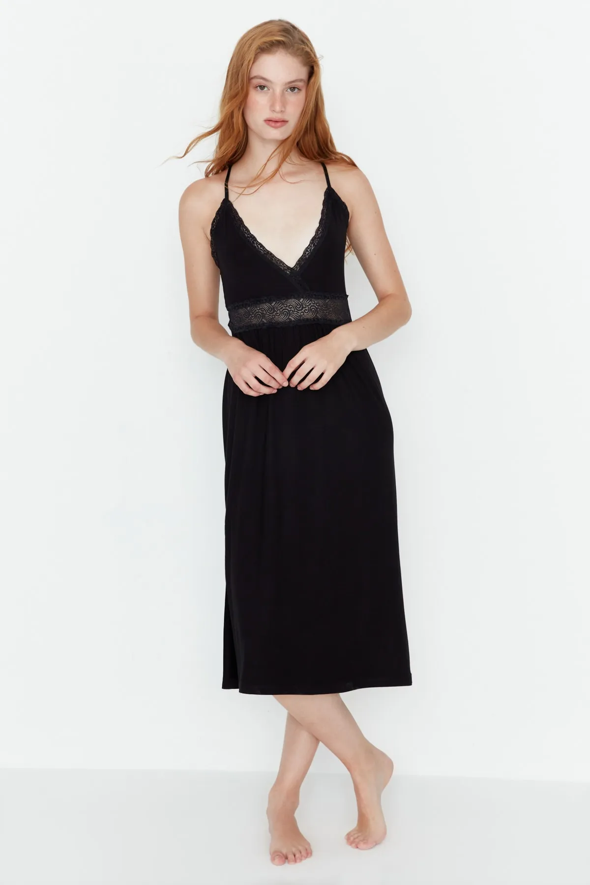 Trendyol Collection  Schwarzes Stricknachthemd mit Spitze und Schlitz am Rücken THMAW20GC0001