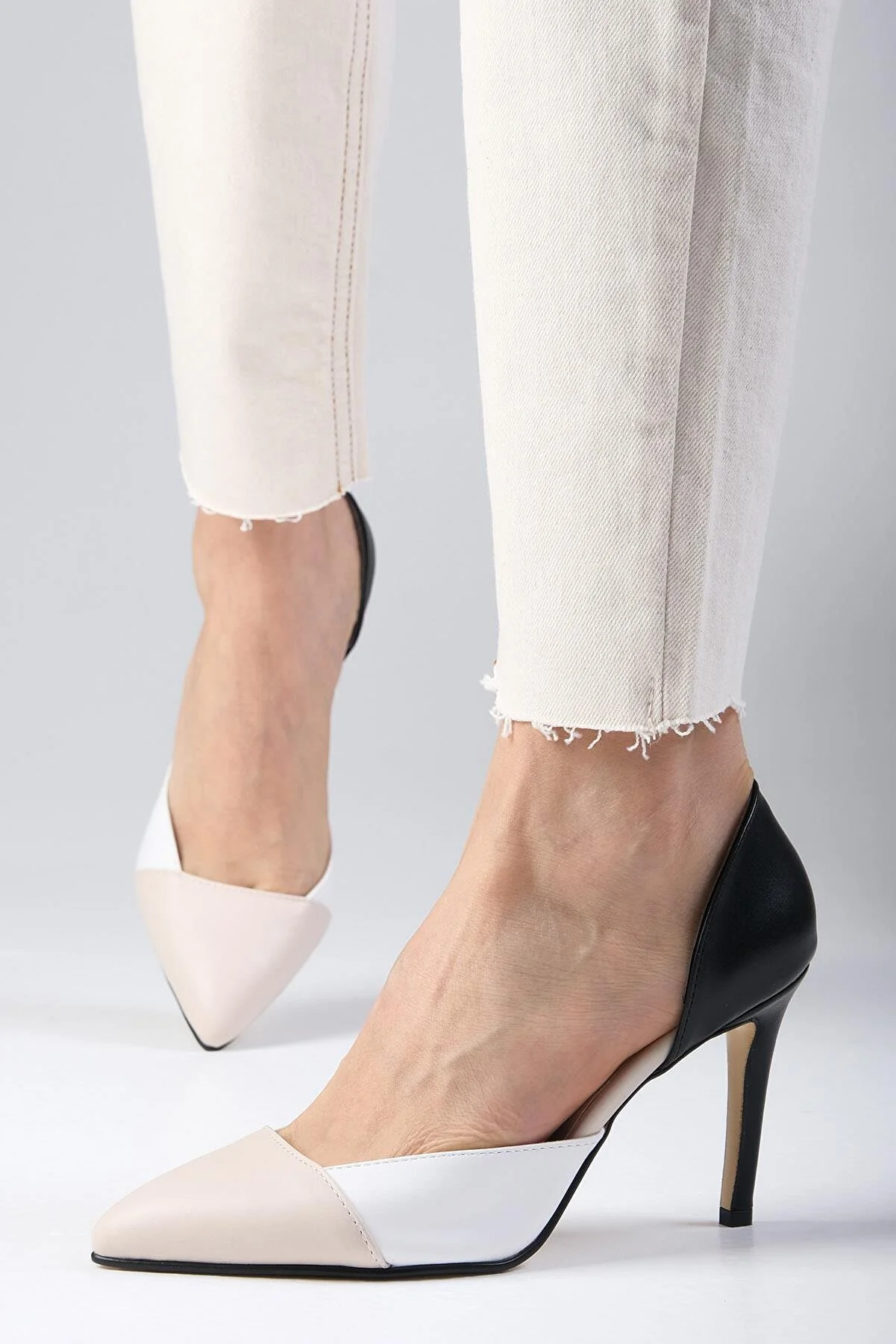 Mio Gusto  Brien Nude, Weiß und Schwarz Farbkombination Damenschuhe mit Stiletto-Absatz
