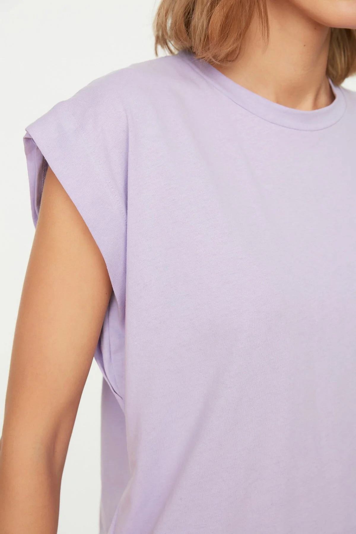 Trendyol Collection  Lilafarbenes Basic-Strick-T-Shirt mit Rundhalsausschnitt aus 100 % Baumwollwatte TWOSS20TS0021