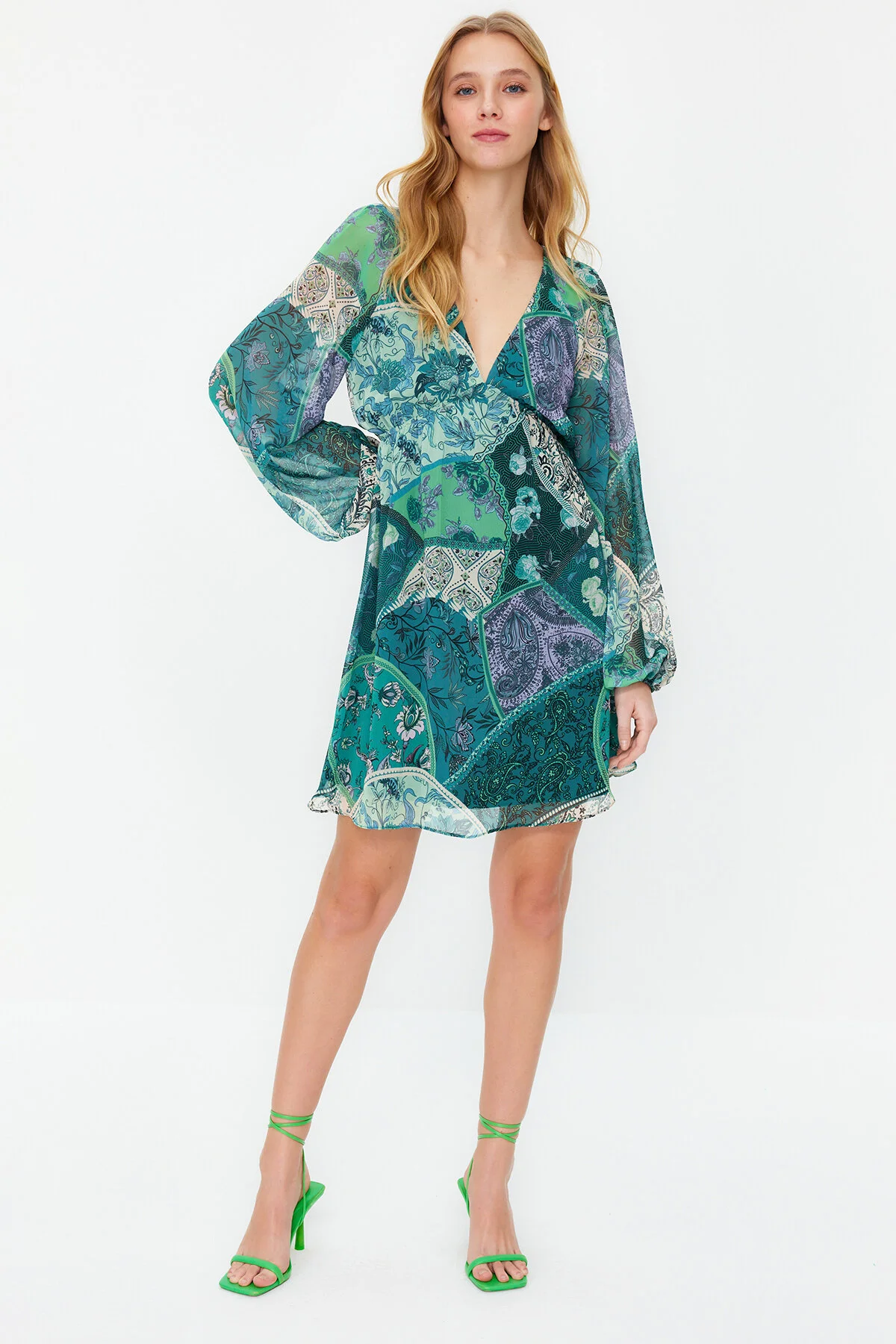 Trendyol Collection  Grünes, mit Chiffon gefüttertes, gewebtes Minikleid mit Taillenöffnung TWOSS23EL00519