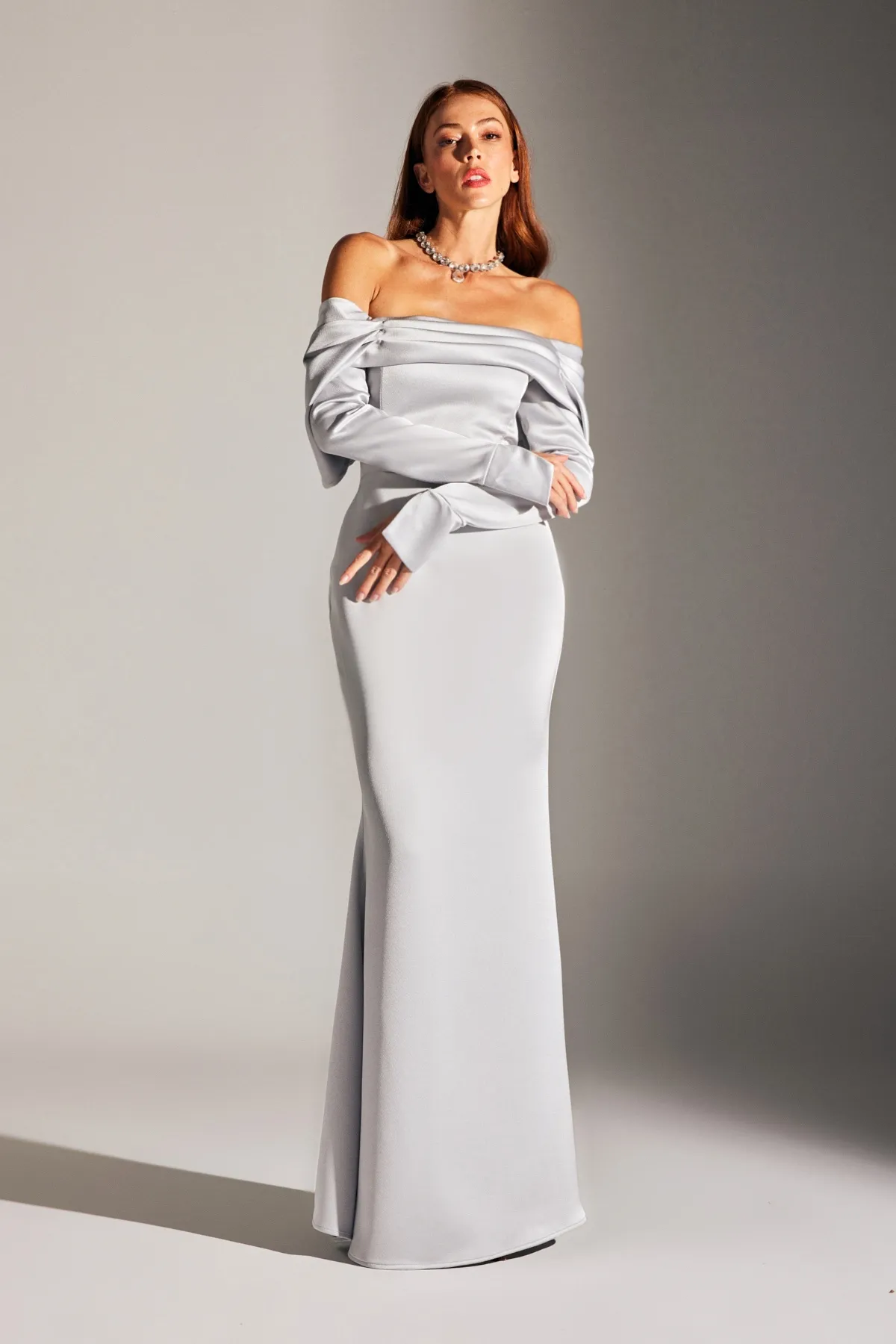 BETTY & SAM  NEUES CLARA-Abendkleid mit tiefem Schulter-Meerjungfrauenrock in GRAU