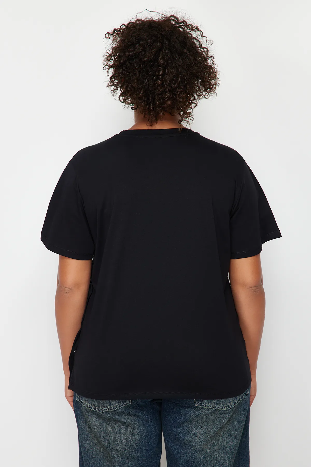 Trendyol Curve  Schwarzes Strick-T-Shirt mit Knopfdetail TBBSS24BF00000