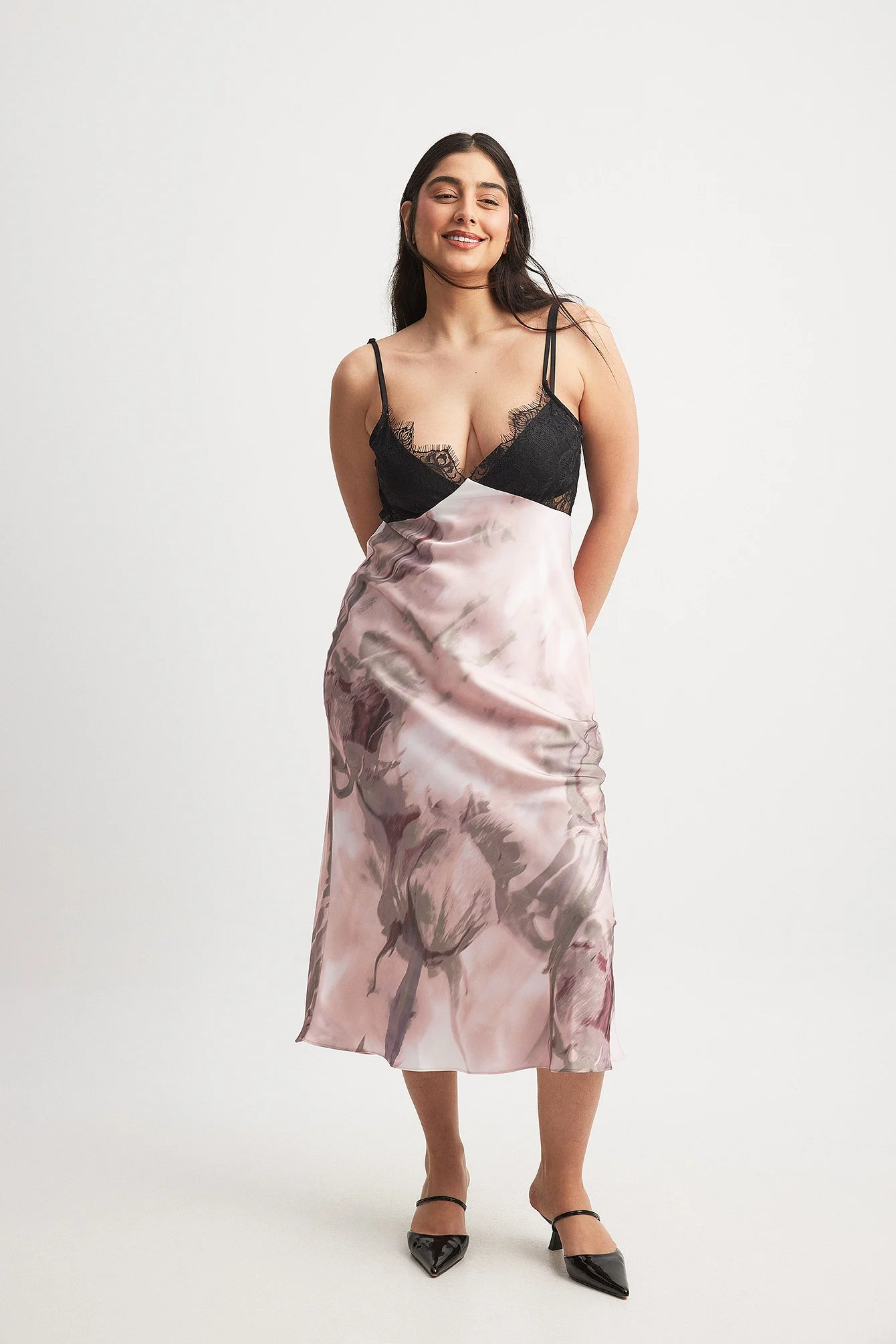 Midikleid aus Satin mit Spitzeneinsatz