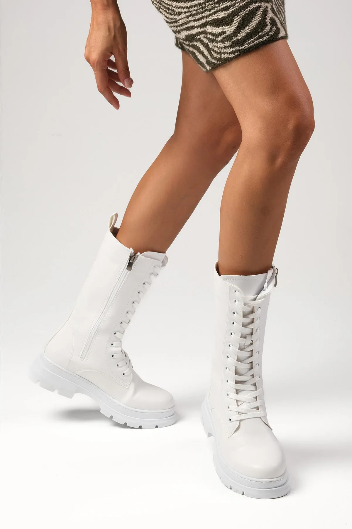 Mio Gusto  Lange Damenstiefel mit Schnürung und Reißverschluss von Lorita in Weiß