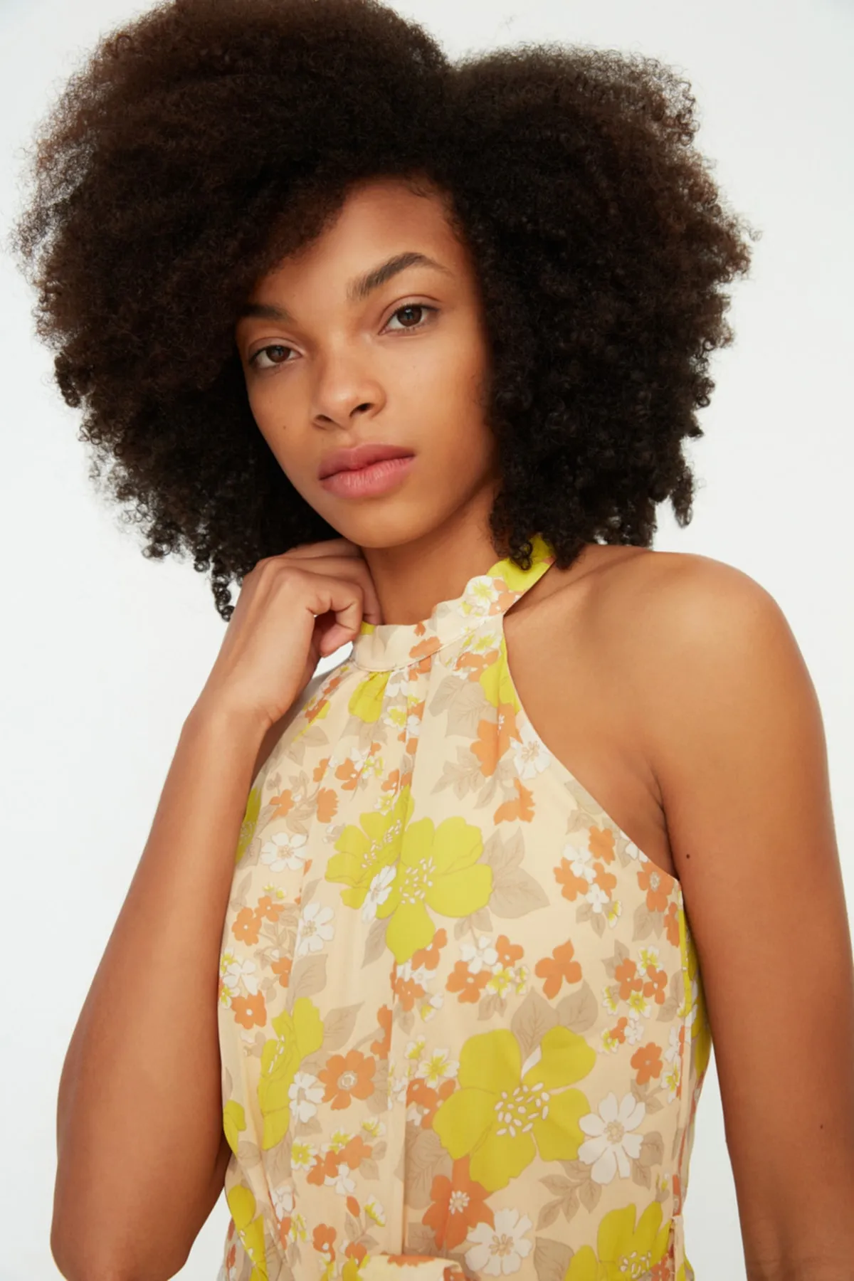Trendyol Collection  Gelbes, ärmelloses, gewebtes Kleid in A-Linie mit Gürtel und Neckholder und Blumendruck TWOSS20EL2536
