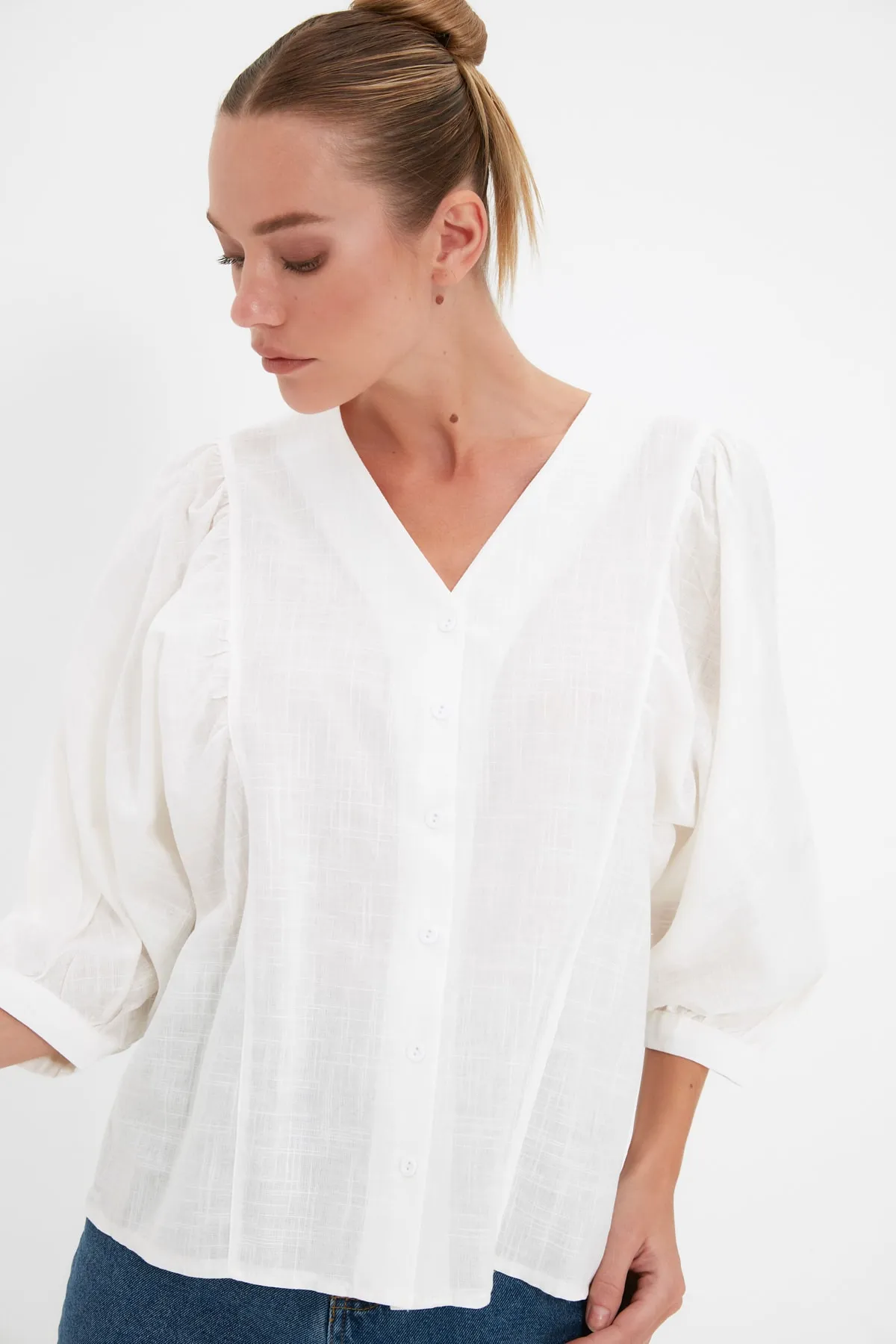 Trendyol Collection  Weißes gewebtes Hemd mit Fledermausärmeln - Regular Fit TWOSS20GO0076
