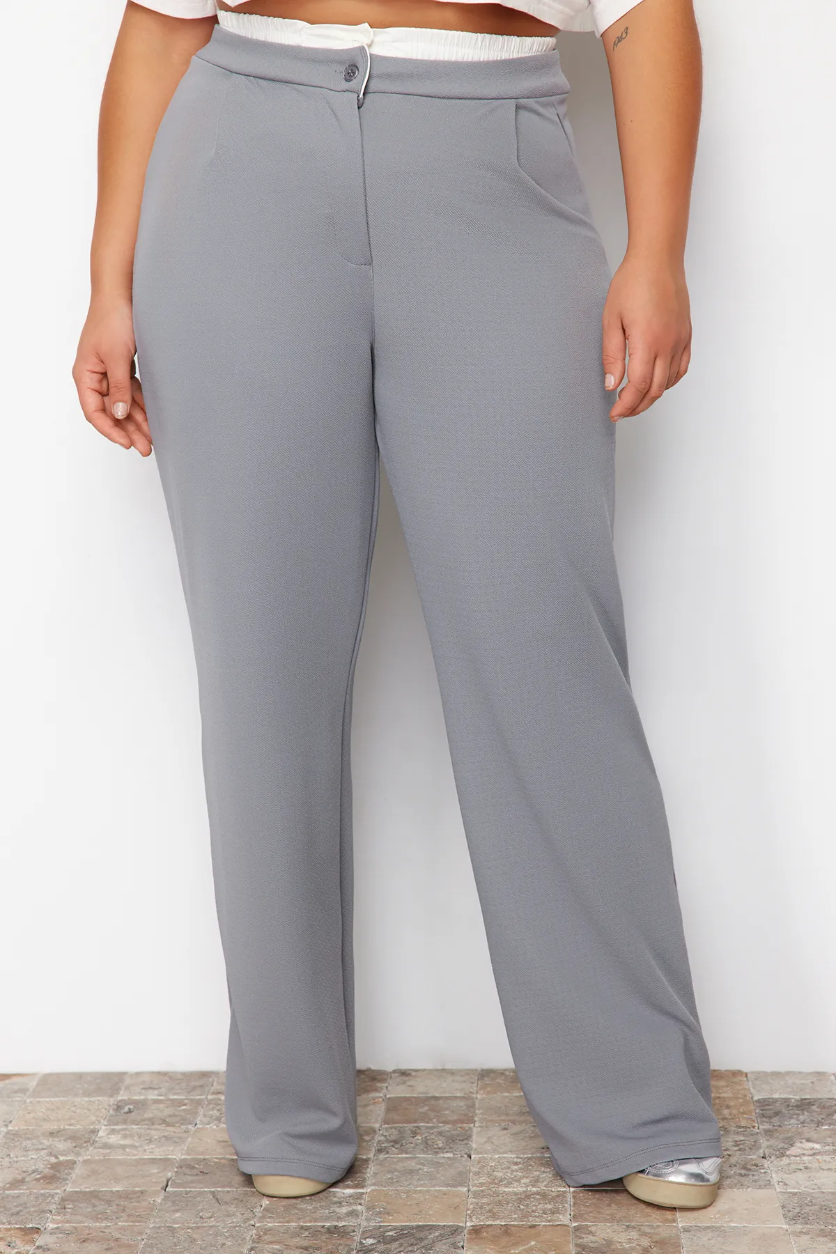 Trendyol Curve  Graue Strickhose mit Taillendetail TBBSS24AR00000