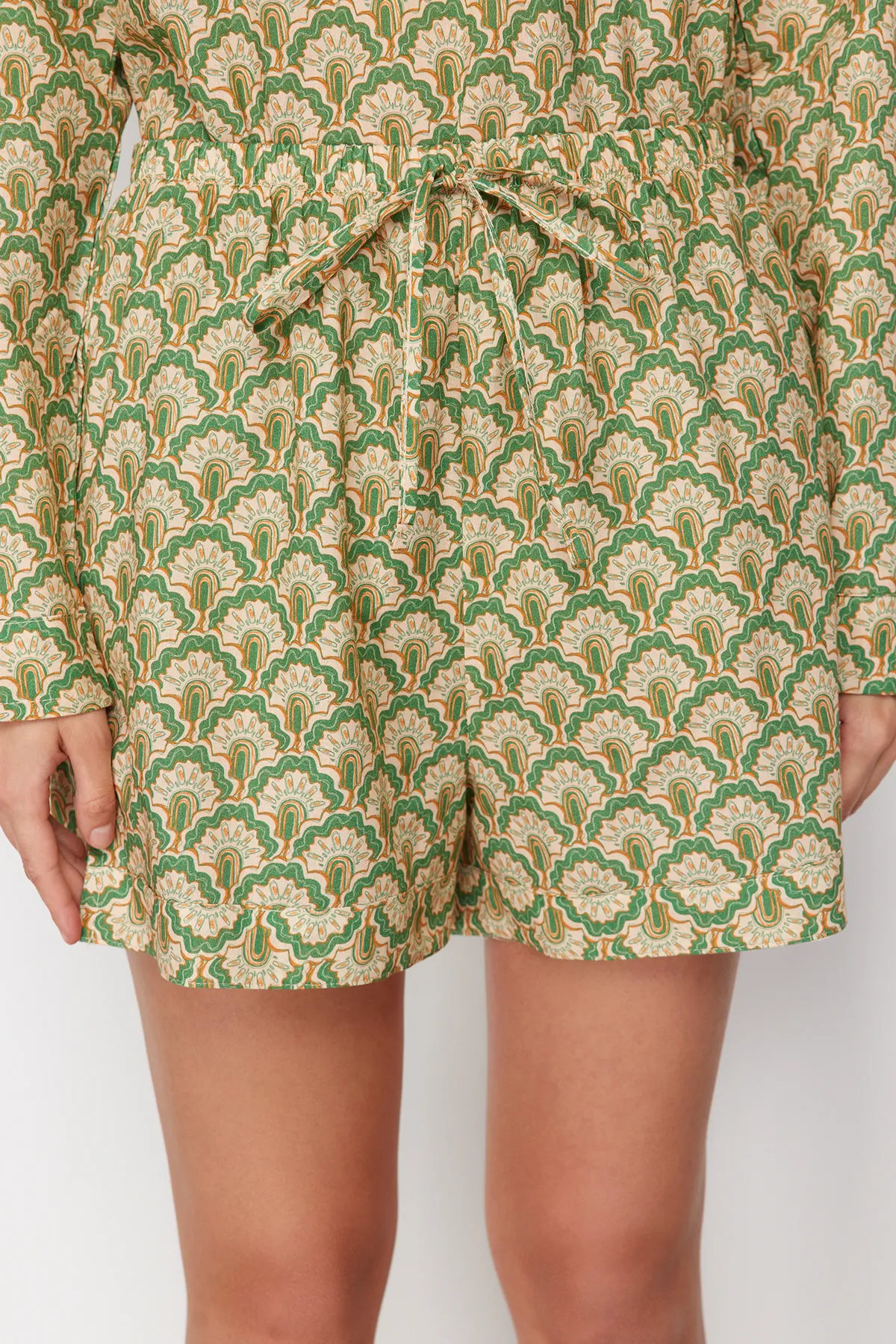 Trendyol Collection  Set aus gewebter Bluse und Shorts mit ethnischem Muster TBESS24AU00052
