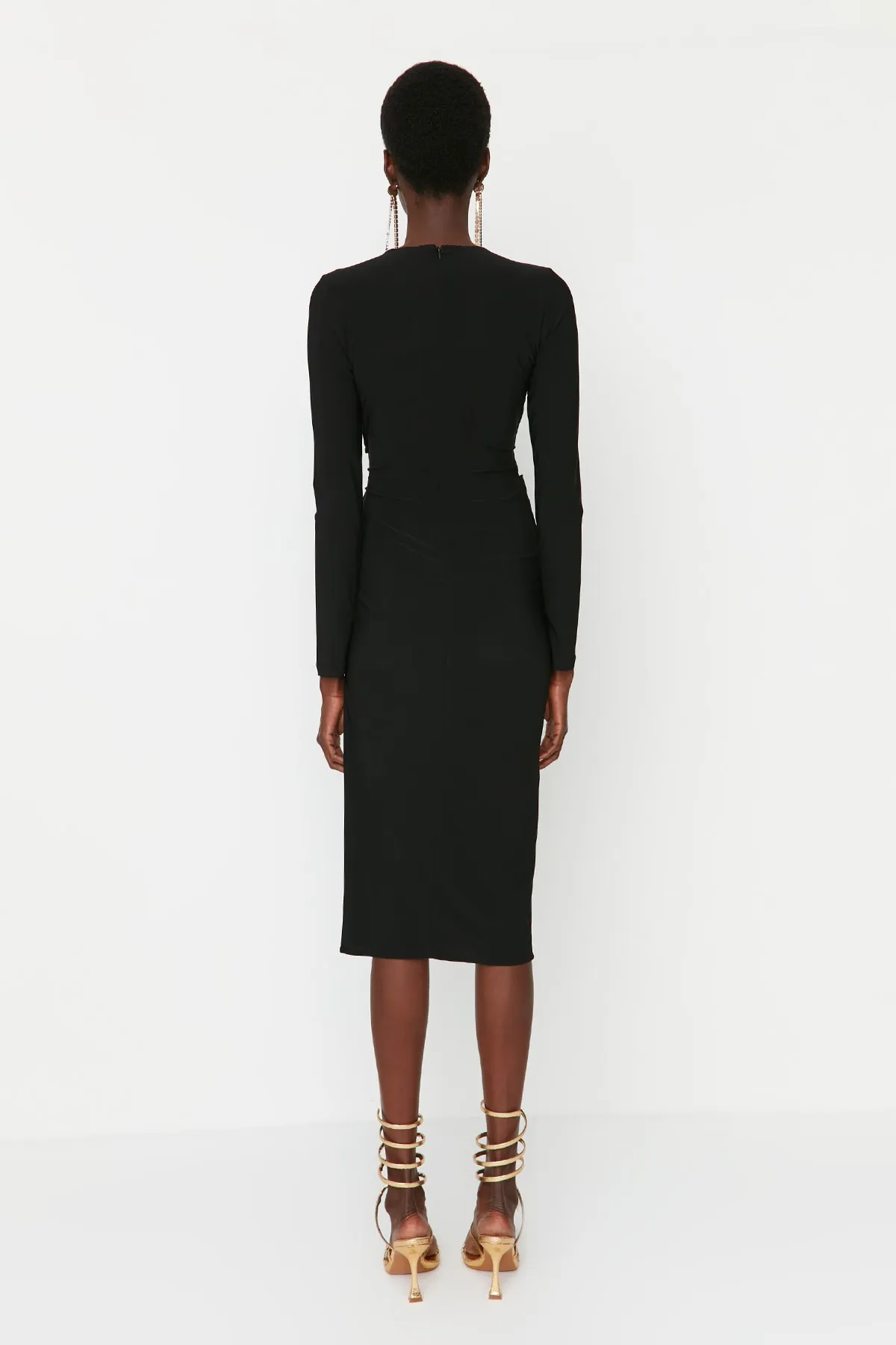 Trendyol Collection  Schwarzes, detailliertes, elegantes Abendkleid mit Ausschnitten TPRAW23EL00121