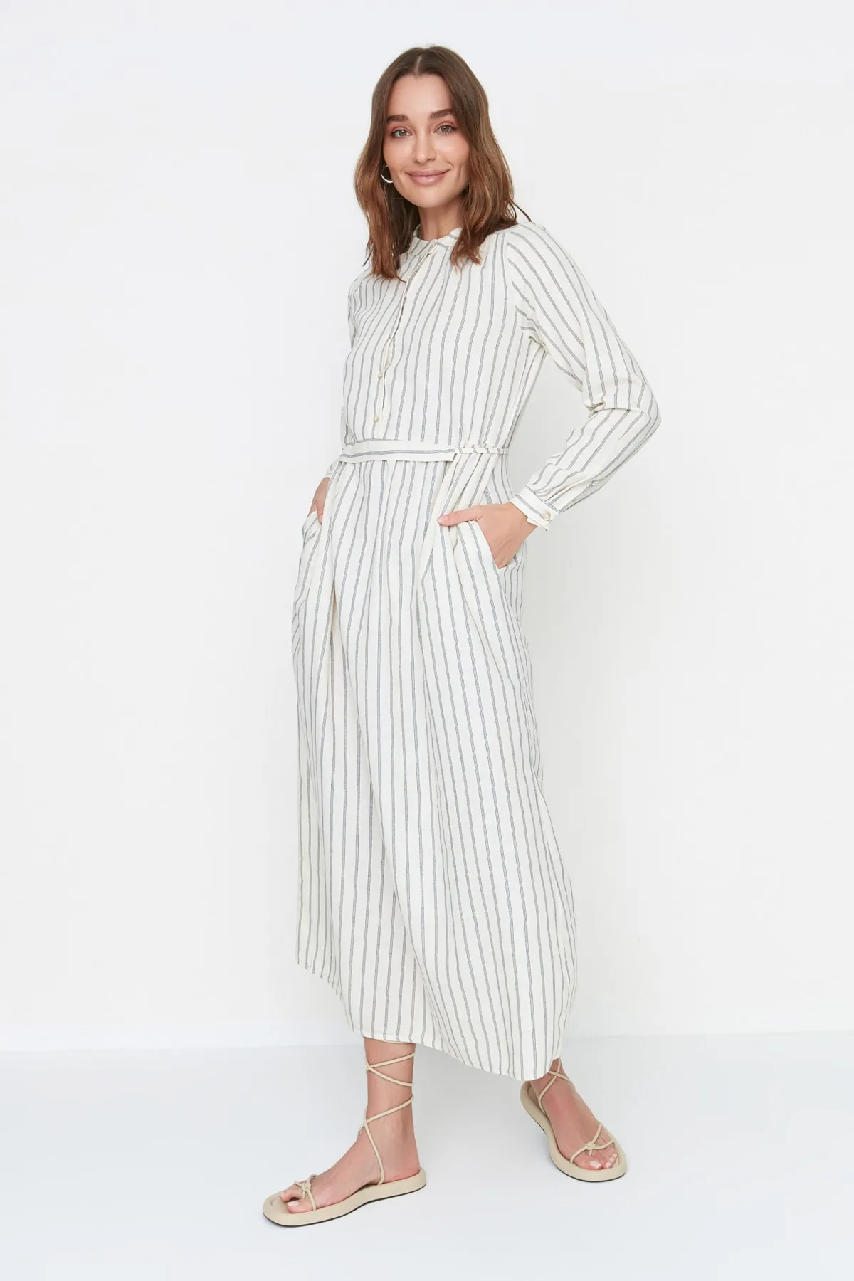 Trendyol Modest  Ecrufarbenes, gewebtes Kleid mit Streifendetail und Taillengürtel TCTSS22EB0229
