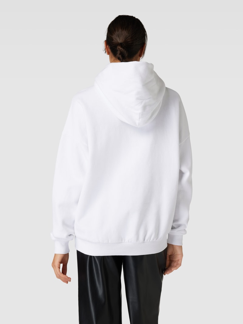 Hoodie mit Label-Print und überschnittenen Schultern in weiß