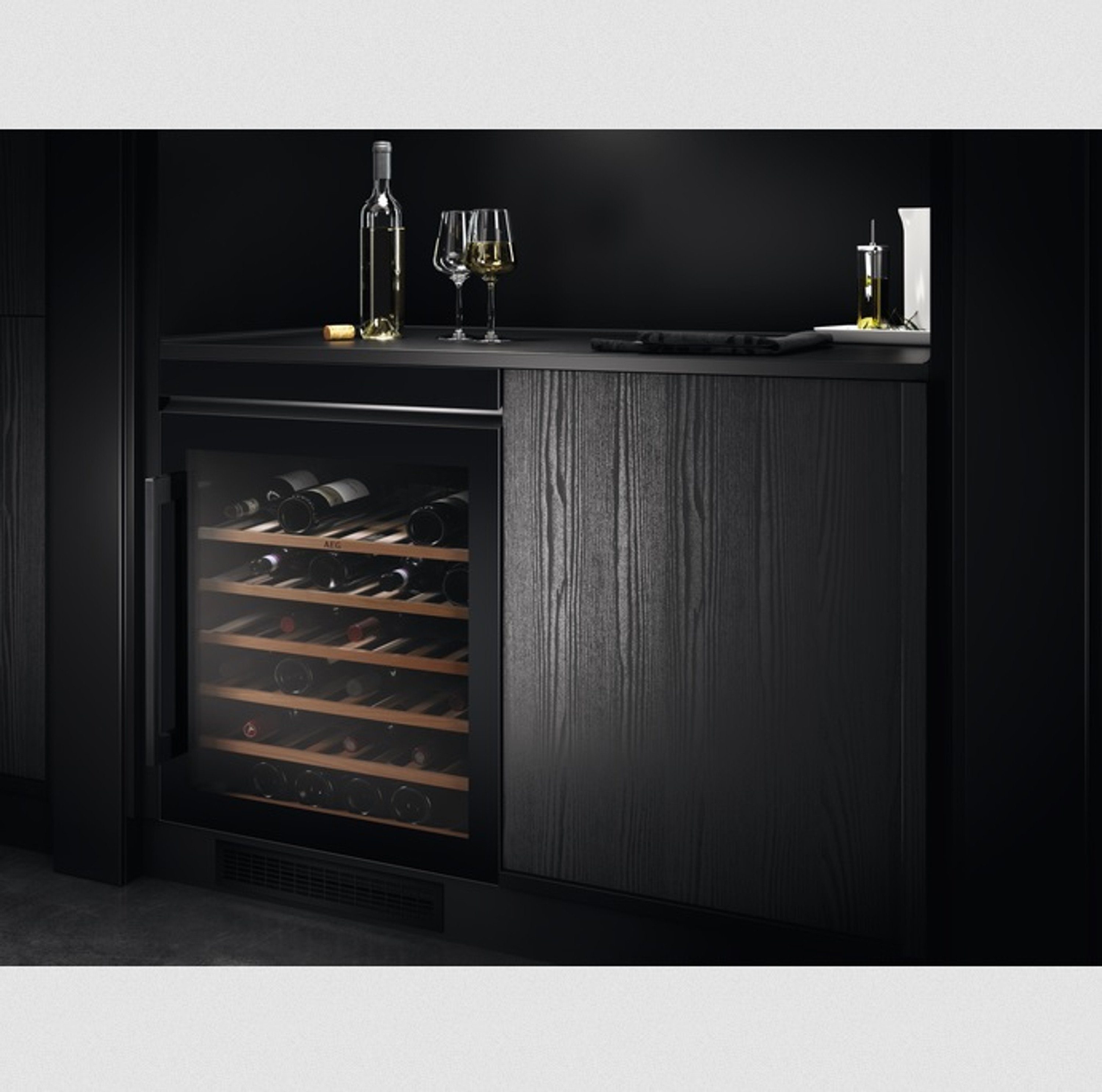 AEG Einbauweinkühlschrank AWUS052B5B, für 52 Standardflaschen á 0,75l,Single-Zone Pro,Ausziehbare Holzablagen,Obere LED-Beleuchtung